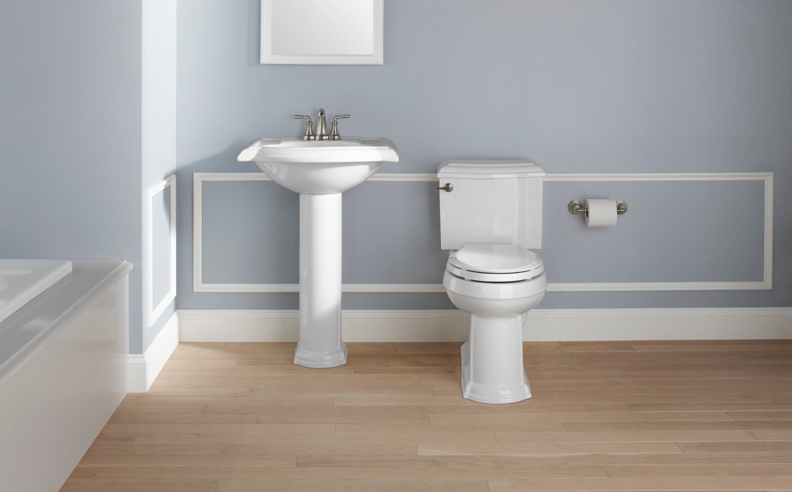 Taza de baño alargada en blanco Devonshire de altura de silla de montar KOHLER con descarga de 12 pulgadas.