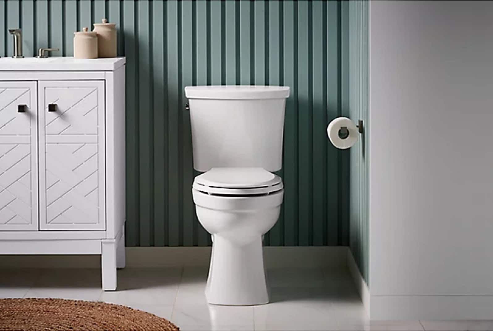 Taza de baño alargada en color blanco de altura de silla y con distancia de 12 pulgadas, modelo 32809-0 de KOHLER