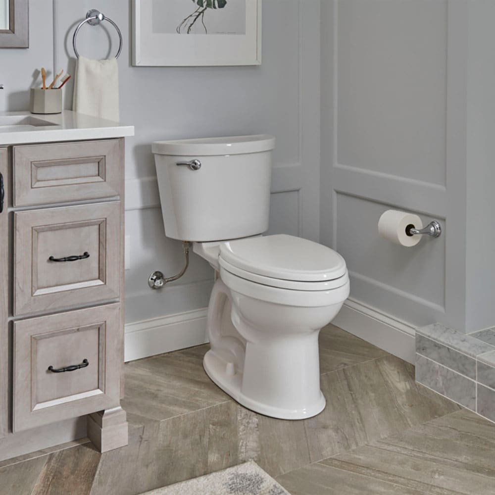 Taza de baño alargada American Standard Champion Pro en color blanco con altura de silla y descarga de 12 pulgadas.