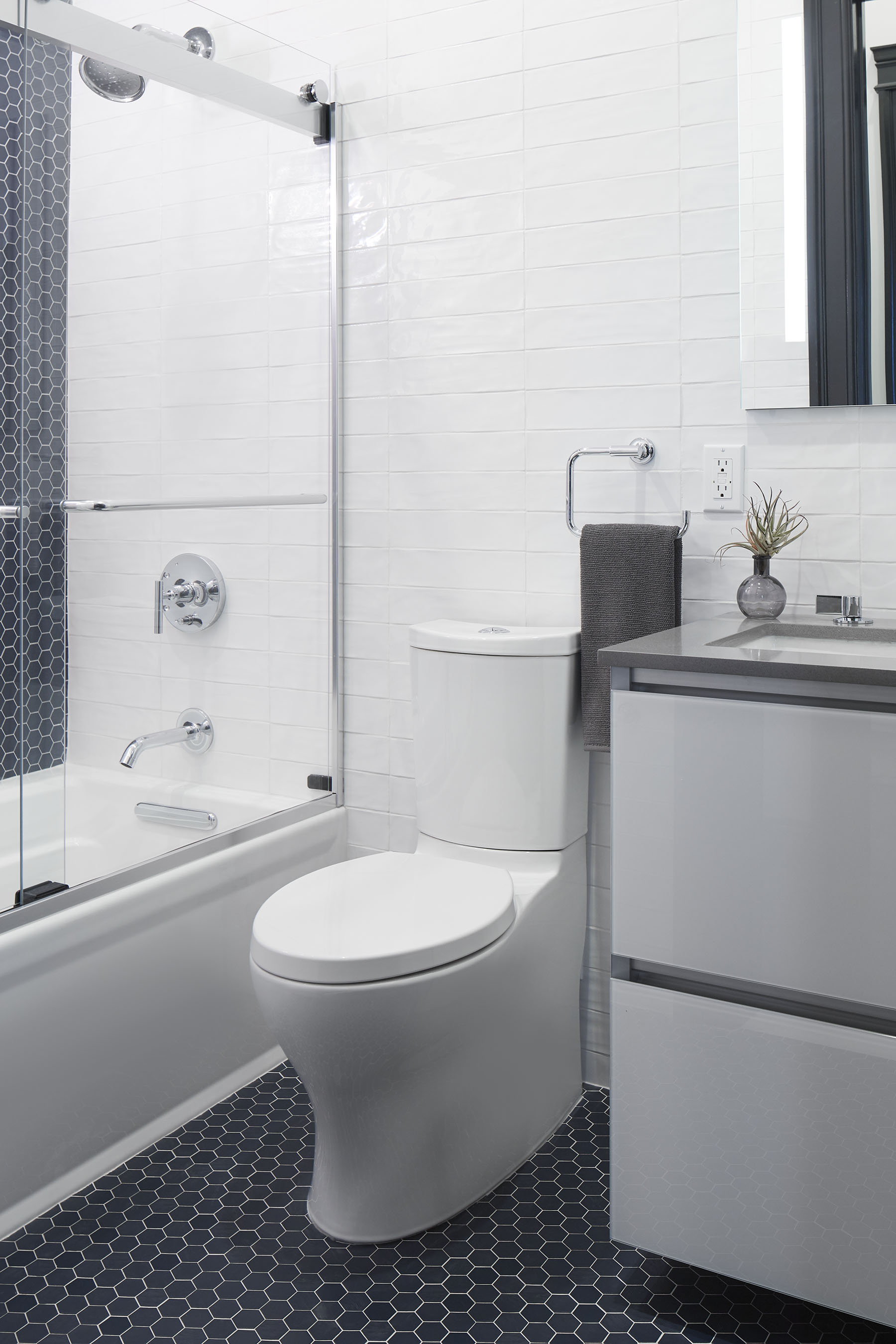 Taza de baño alargada de altura de silla blanca Persuade de KOHLER con descarga de 12 pulgadas (K-4326-0)