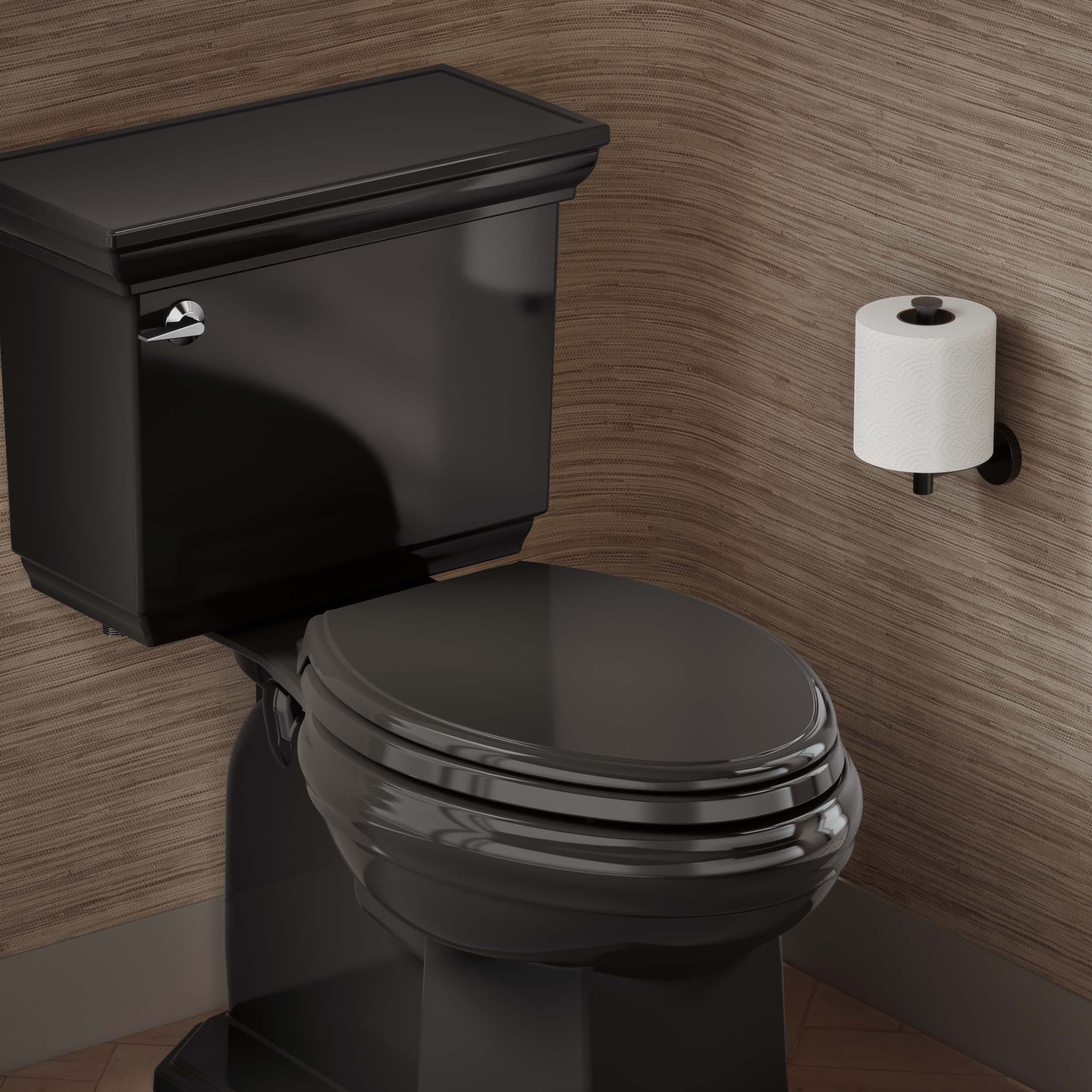Asiento de inodoro alargado de plástico color negro con cierre suave.