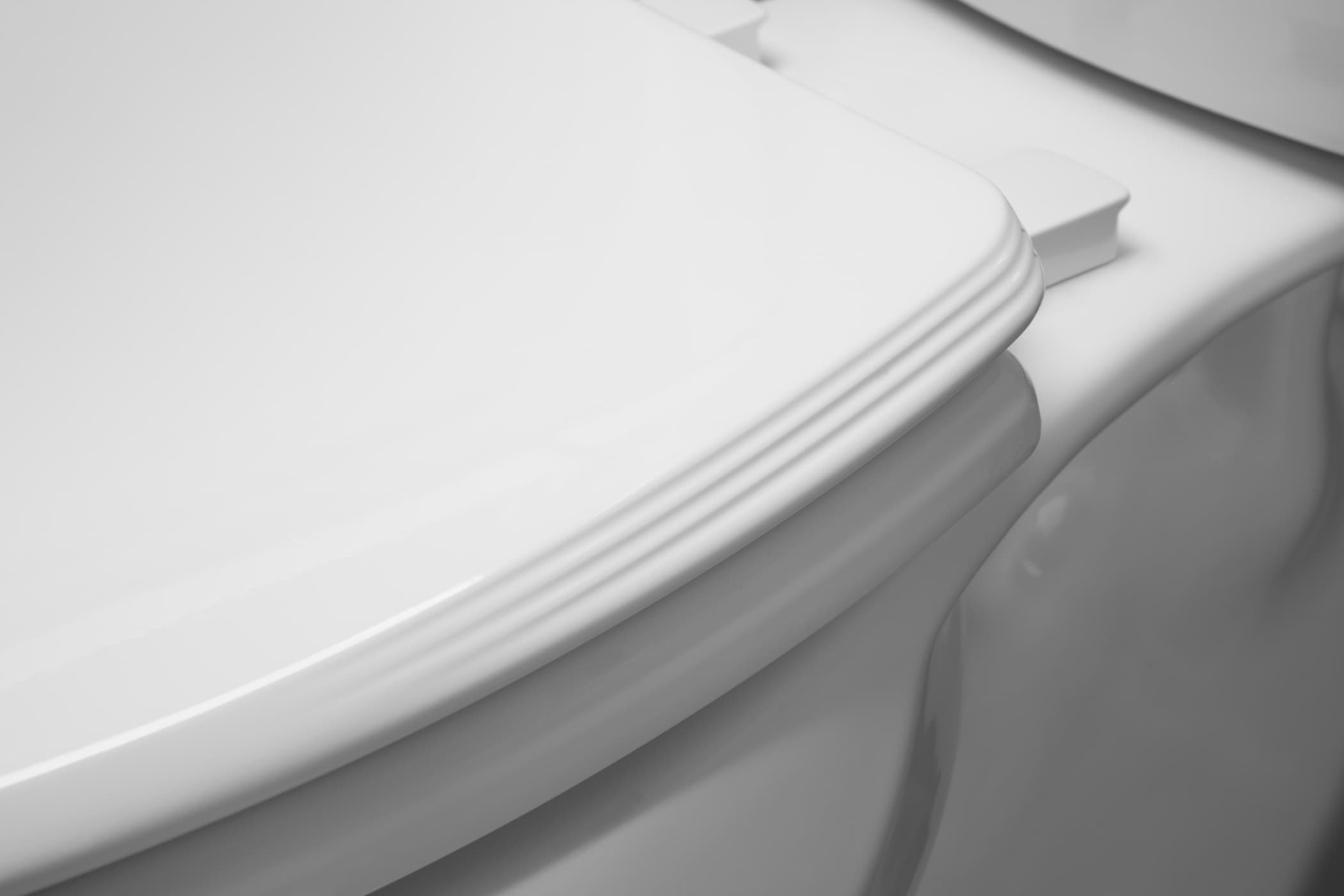 Asiento de baño redondo blanco suave con cierre silencioso de madera Ashland de Bemis
