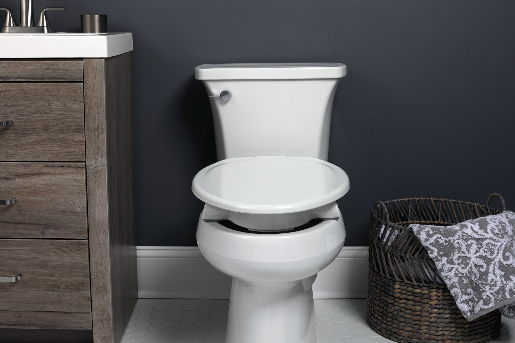 Asiento de baño alargado de plástico blanco elevado de 3 pulgadas con garantía de Bemis E85320TSS 000