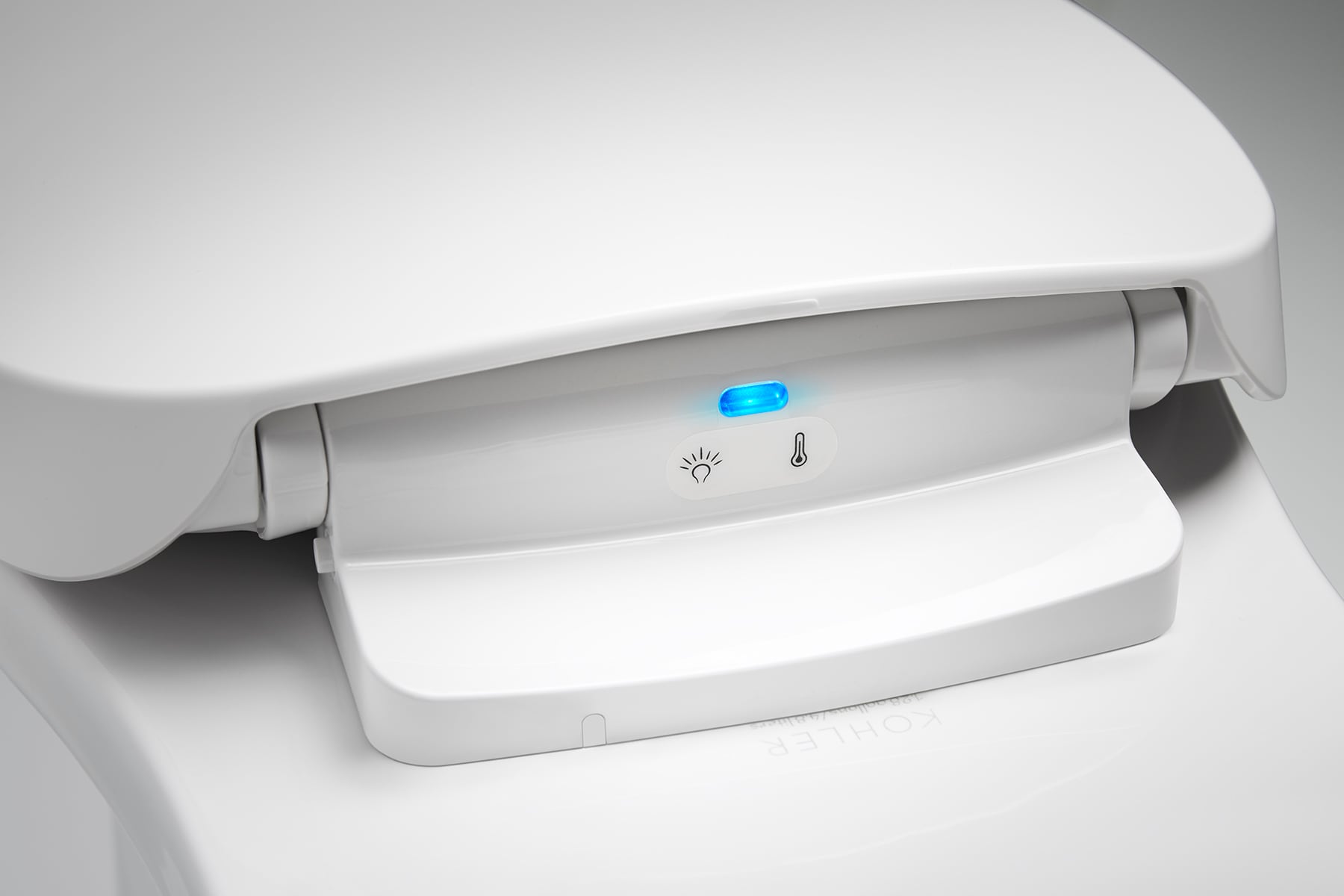 Asiento de inodoro alargado con cierre suave y calefacción inteligente compatible Purewarmth de KOHLER en plástico blanco