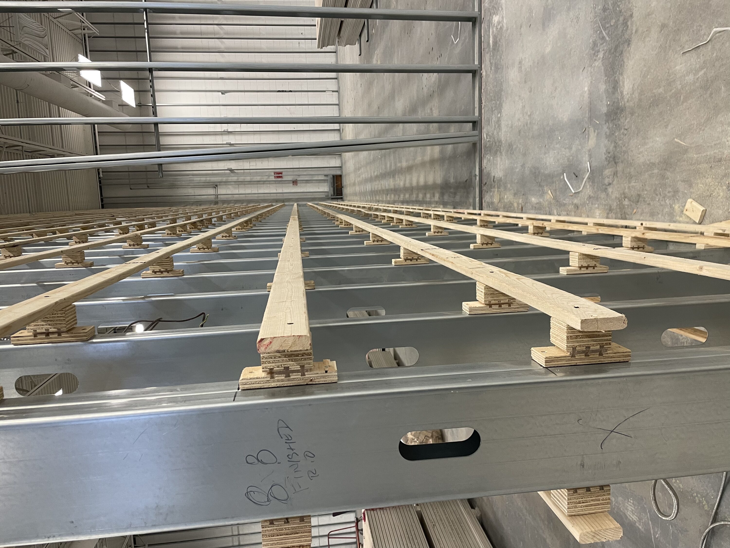 Aislamiento acústico HushFrame de 50 piezas - Clips de madera para placa de yeso de 1.875 pulgadas HFR300ND50