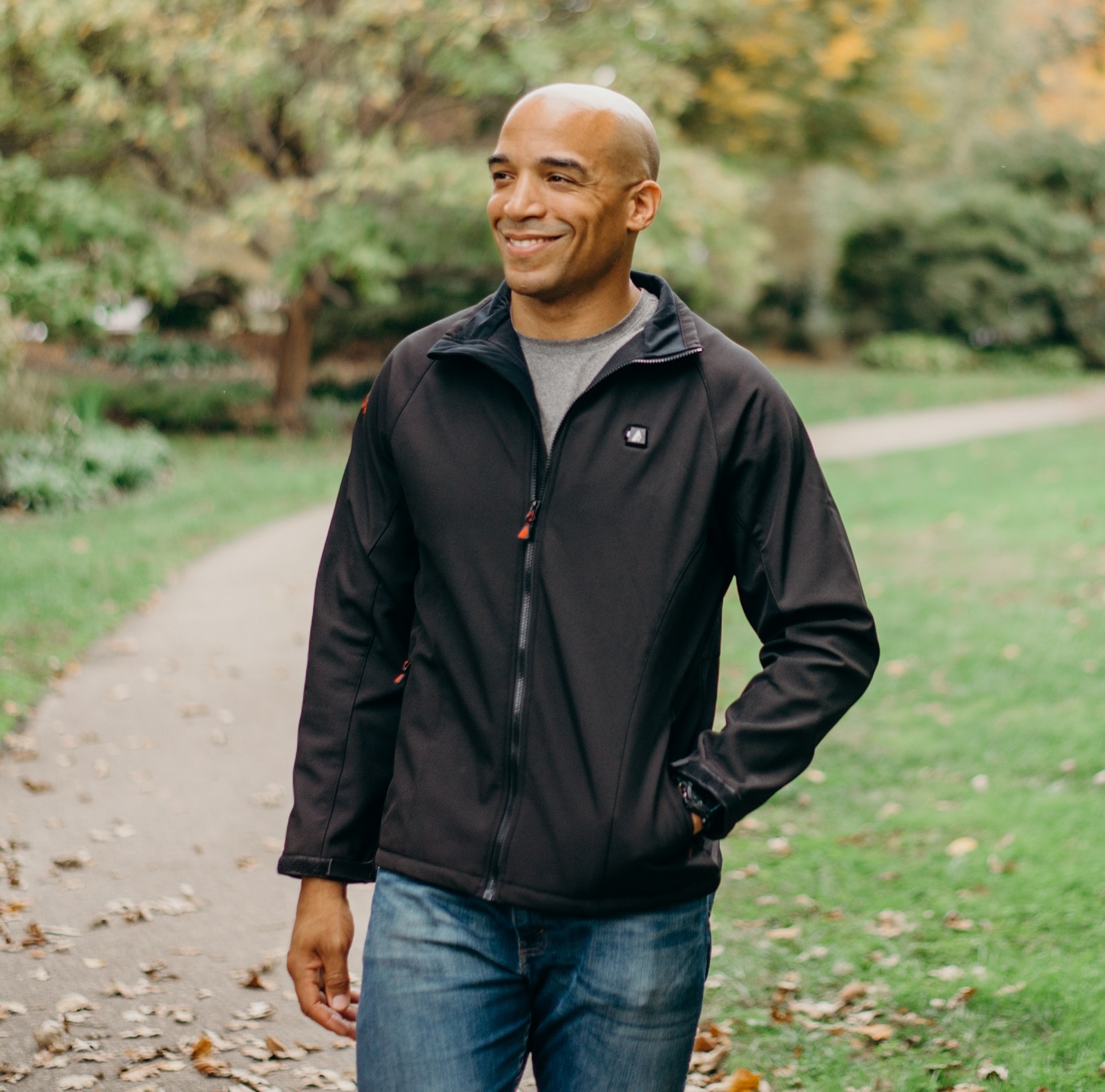 Chamarra térmica con estampado de camuflaje Real Tree para hombre de ActionHeat (Talla Mediana) Incluye batería AH-JKT-5V-M-C-M.