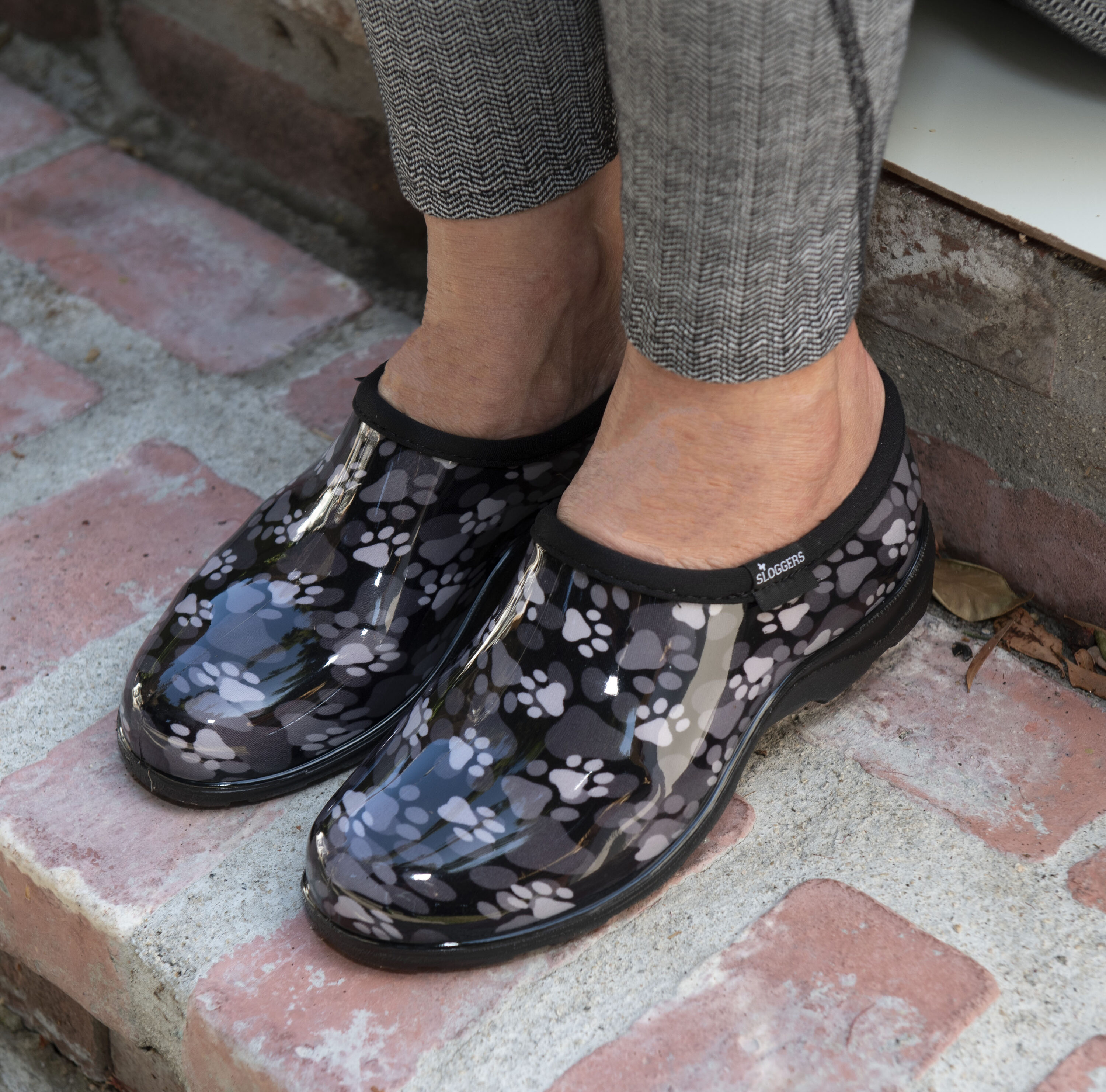Zapatos impermeables Sloggers de mujer estampados con huellas de patas blanco y negro Talla: 9 Mediana 5114QBW09