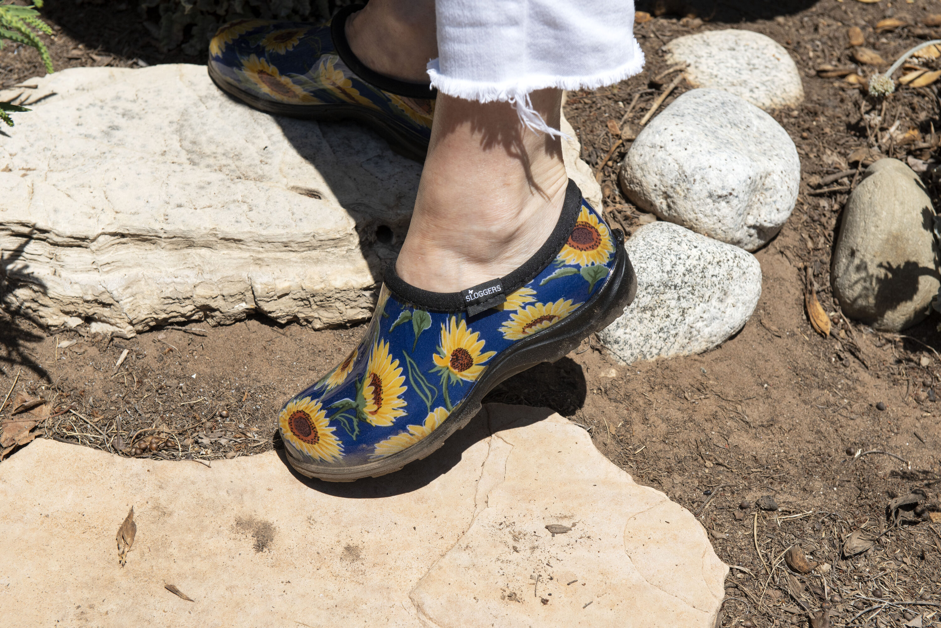 Sloggers Zapatos impermeables azules con estampado de girasoles para mujer Talla: 9 Mediana 5123SUNBL09