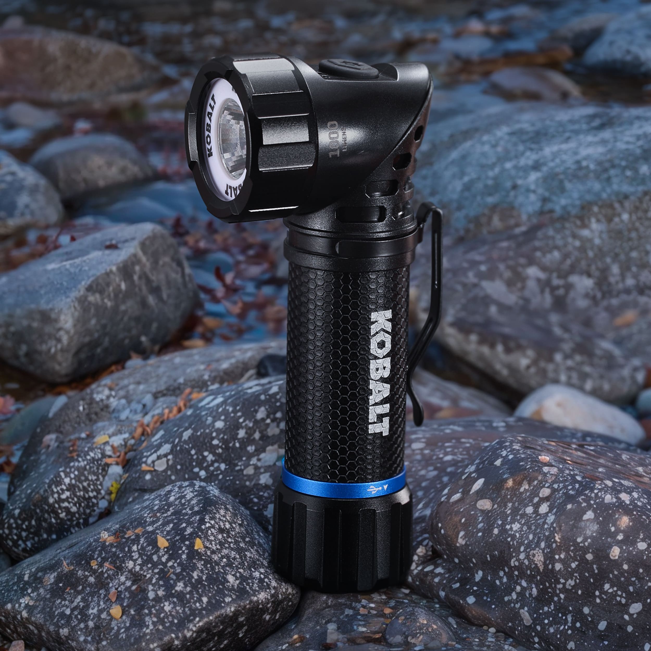Linterna de mano con luz LED de 1000 lúmenes y 4 modos, incluye baterías recargables Kobalt