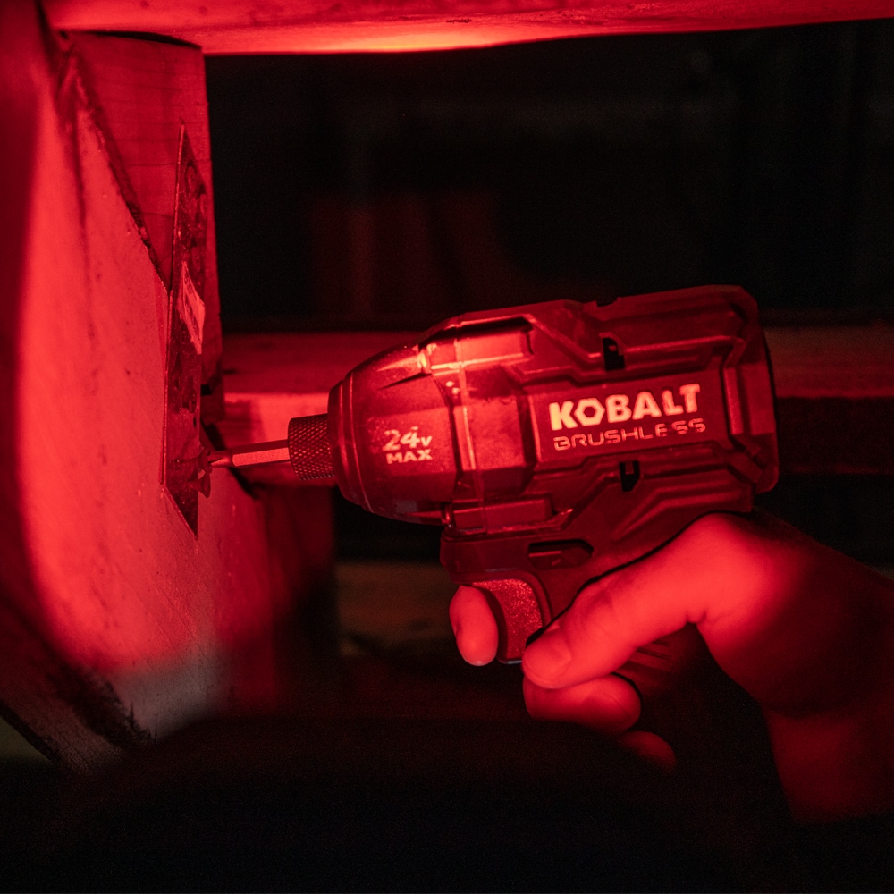 Linterna recargable de herramienta eléctrica Kobalt de 24 voltios de iones de litio (Li-ion) con cable e inalámbrica de 2700 lúmenes LED (sólo herramienta) KSL 124B-03