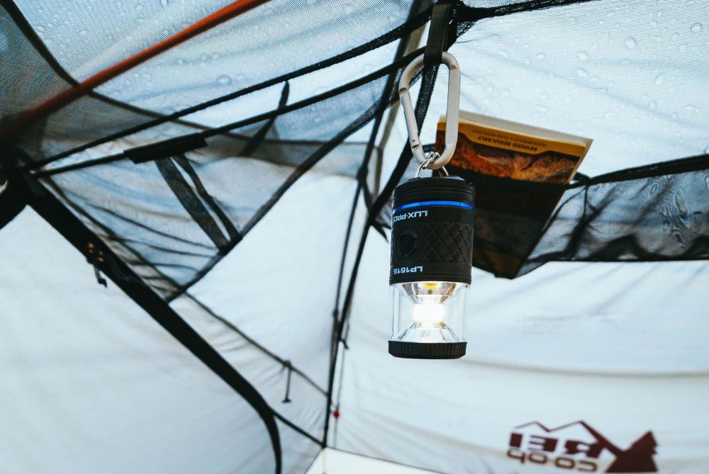 Lámpara de camping LED Lux-Pro de 340 lúmenes con baterías incluidas LP1515.