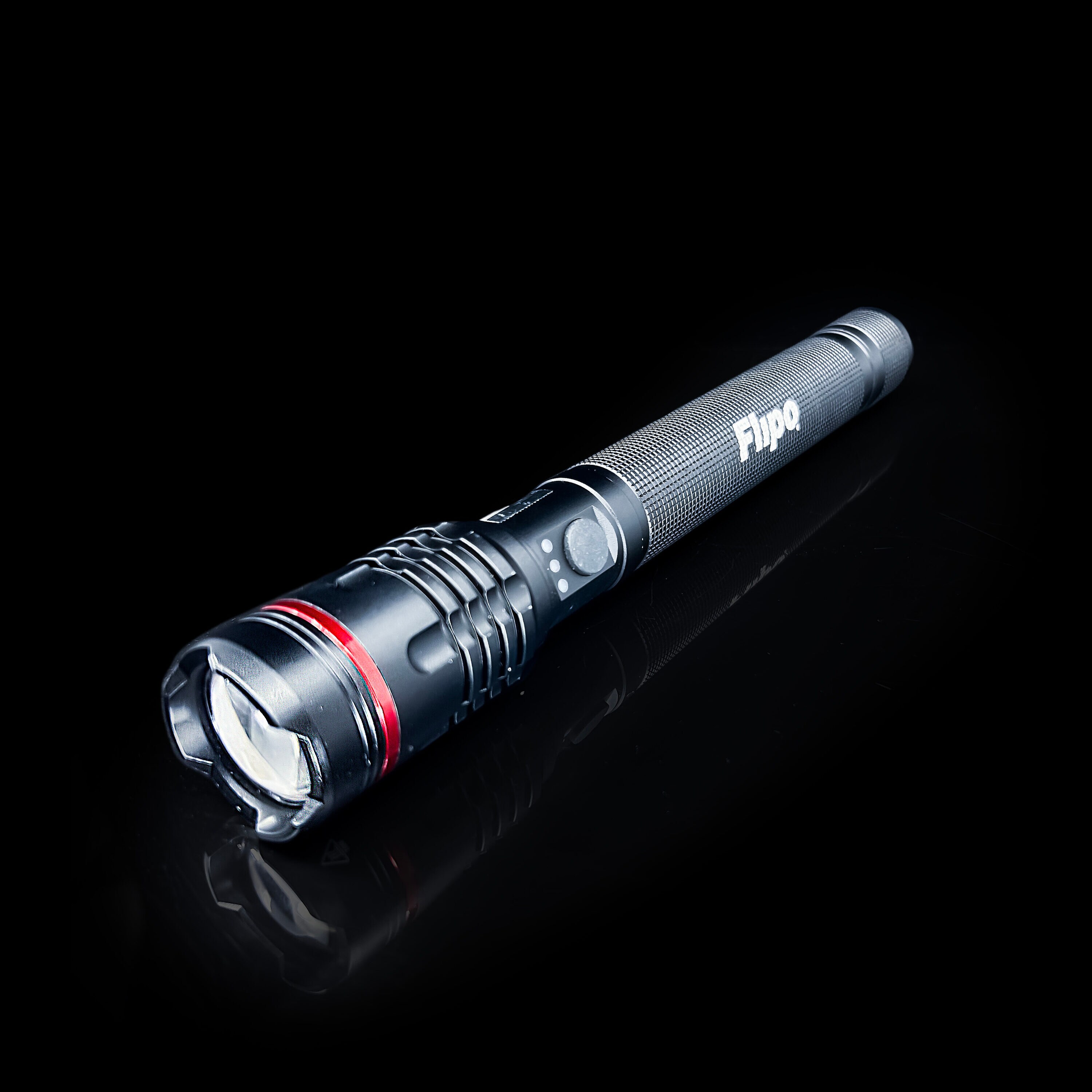 Lámpara de mano táctica Flipo Stinger de 4000 lúmenes con 3 modos y baterías recargables incluidas.