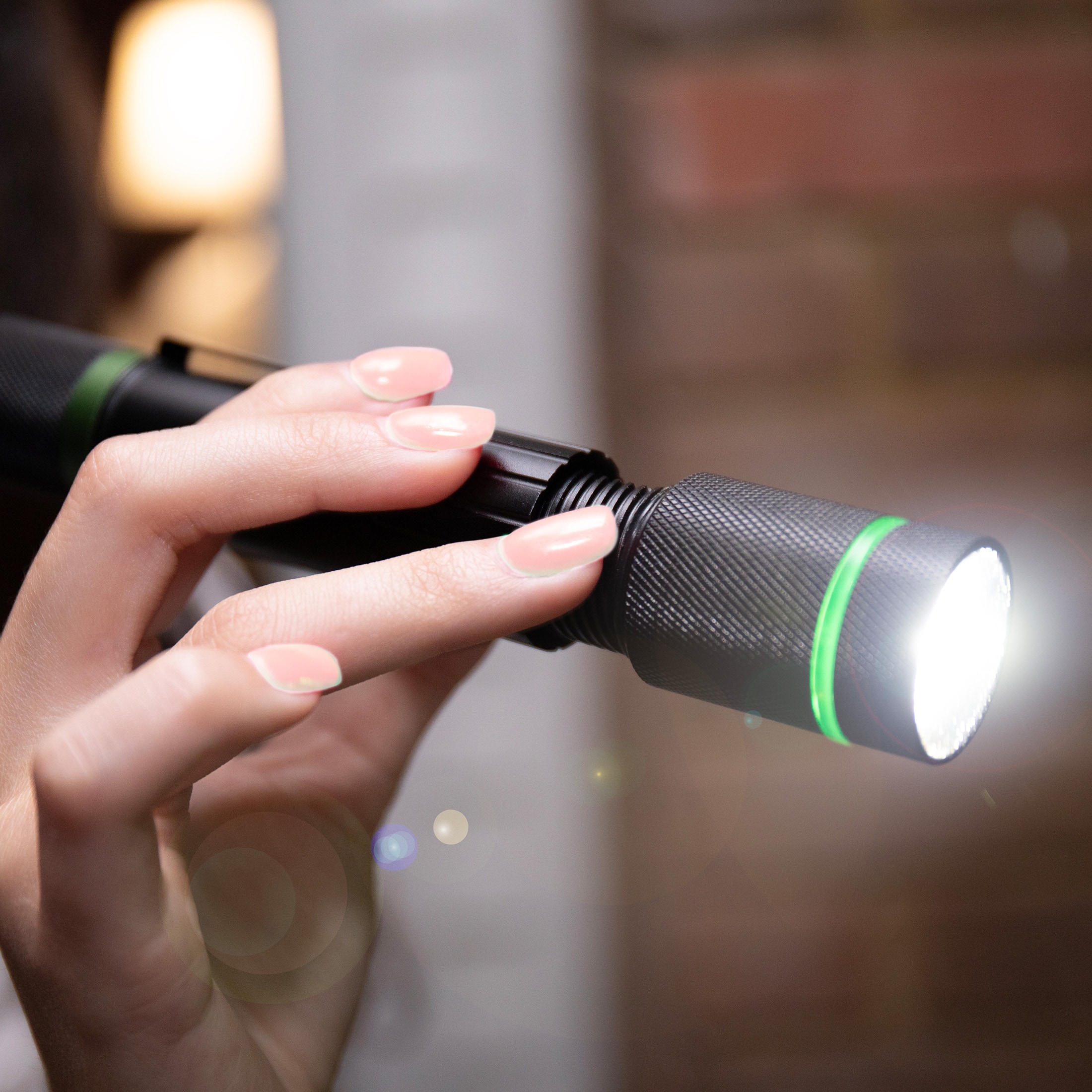 Linterna LED Police Security Dover de 1000 lúmenes con 3 modos y baterías recargables incluidas 98295