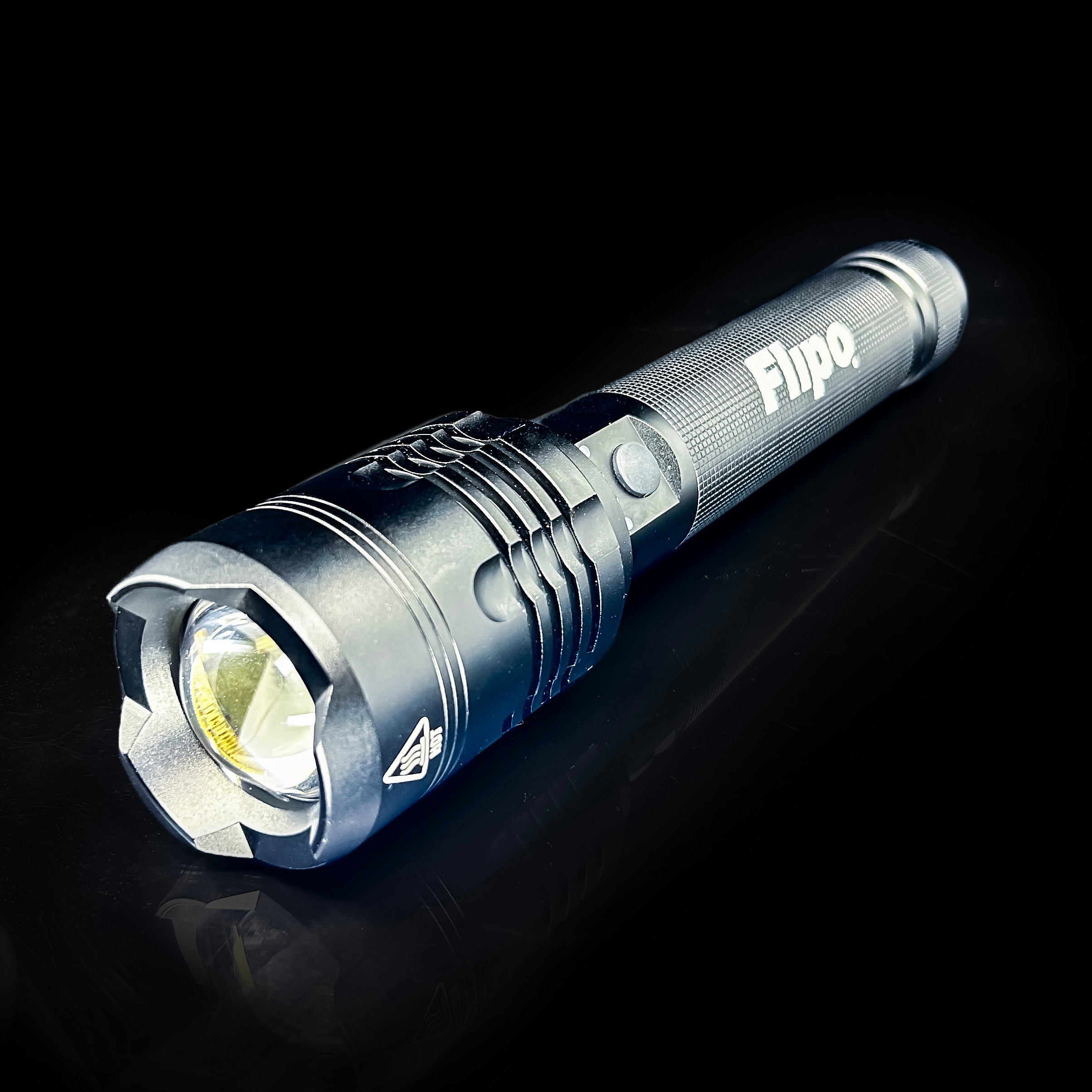 Lámpara de mano Flipo Stinger táctica de 6000 lúmenes con 3 modos de luz LED y baterías recargables incluidas FL-STING-6000