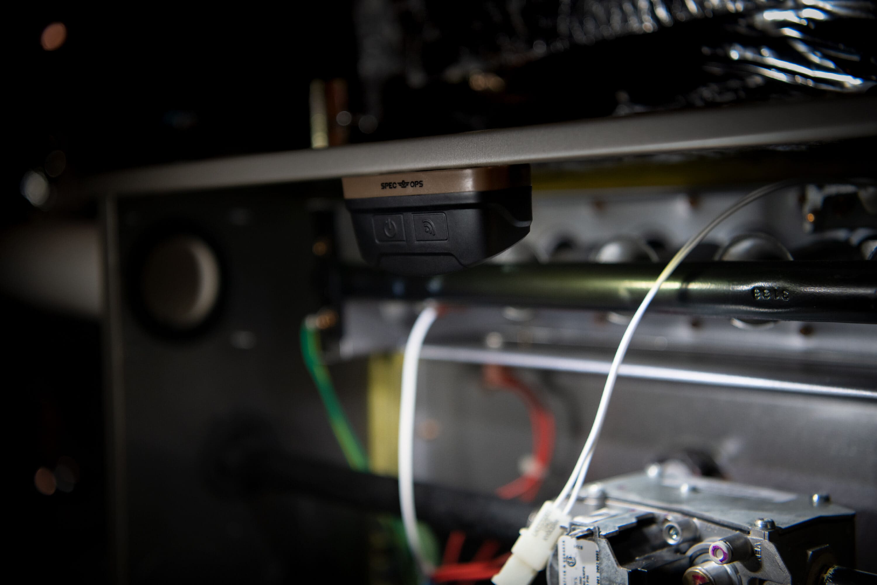 Lámpara frontal LED de 280 lúmenes de Spec Ops Tools con batería recargable incluida SPEC-HL280.