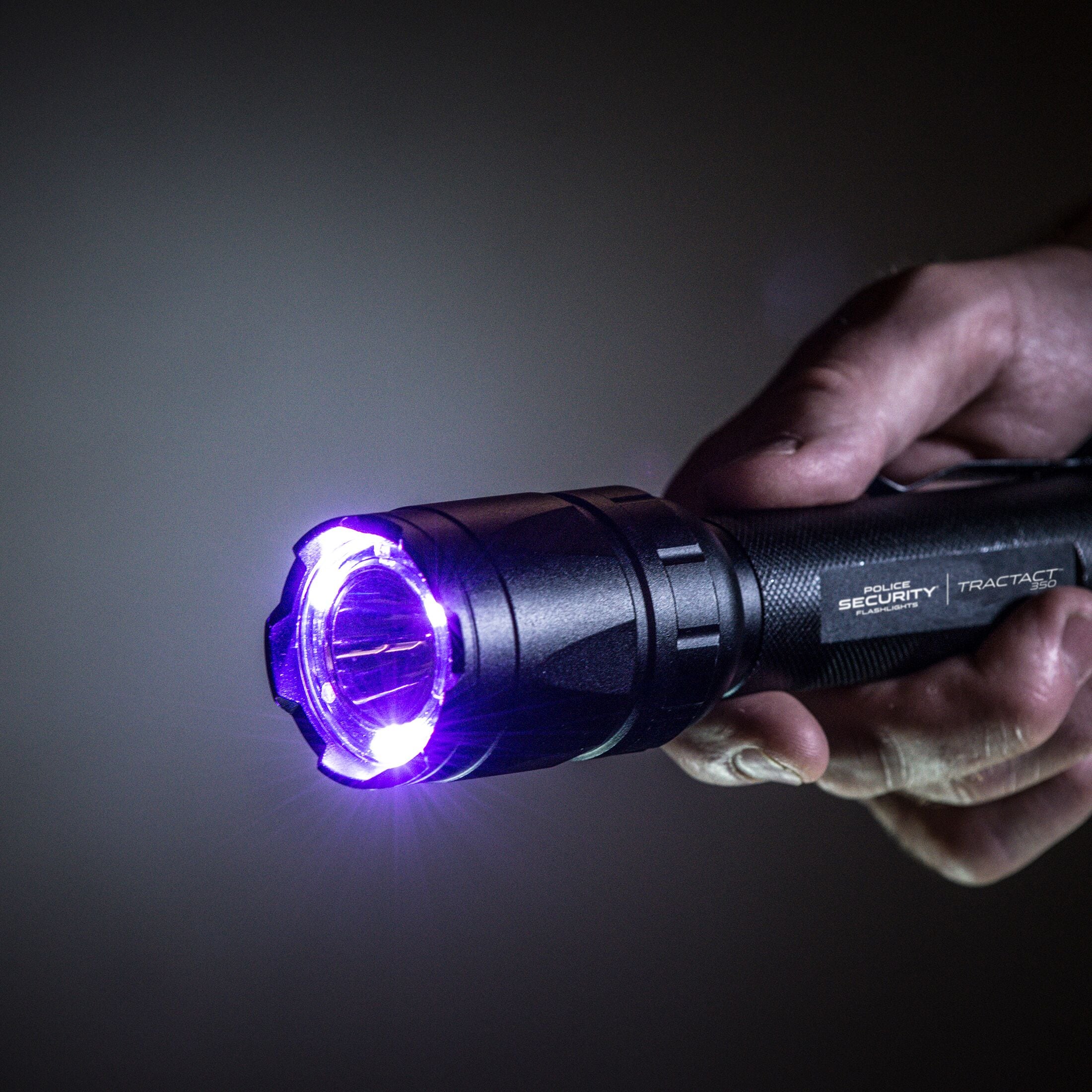 Linterna LED Police Security Trac Tact de 350 lúmenes con 5 modos y baterías incluidas 97999