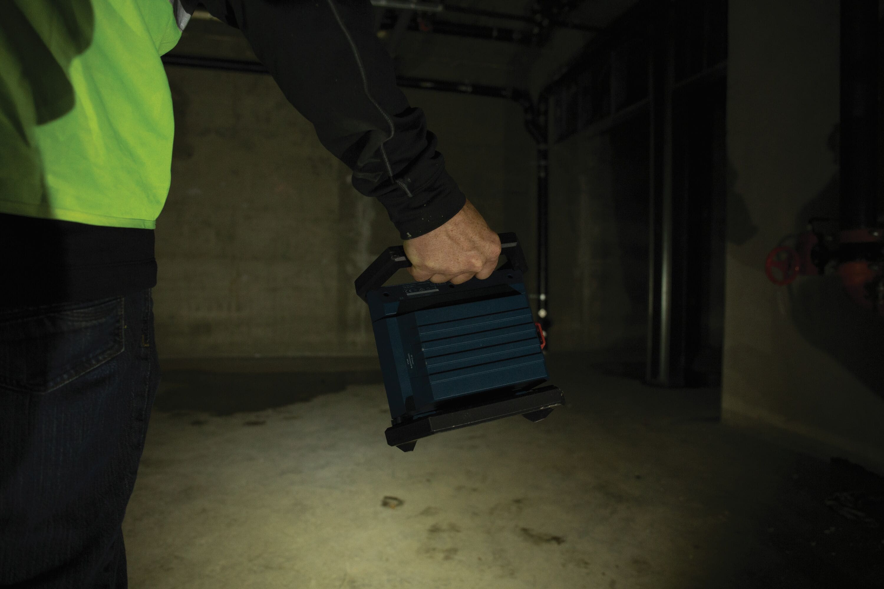 Lámpara recargable de 1200 lúmenes Bosch de 18 voltios con tecnología de iones de litio (Li-ion) y sin cable (Sólo herramienta)