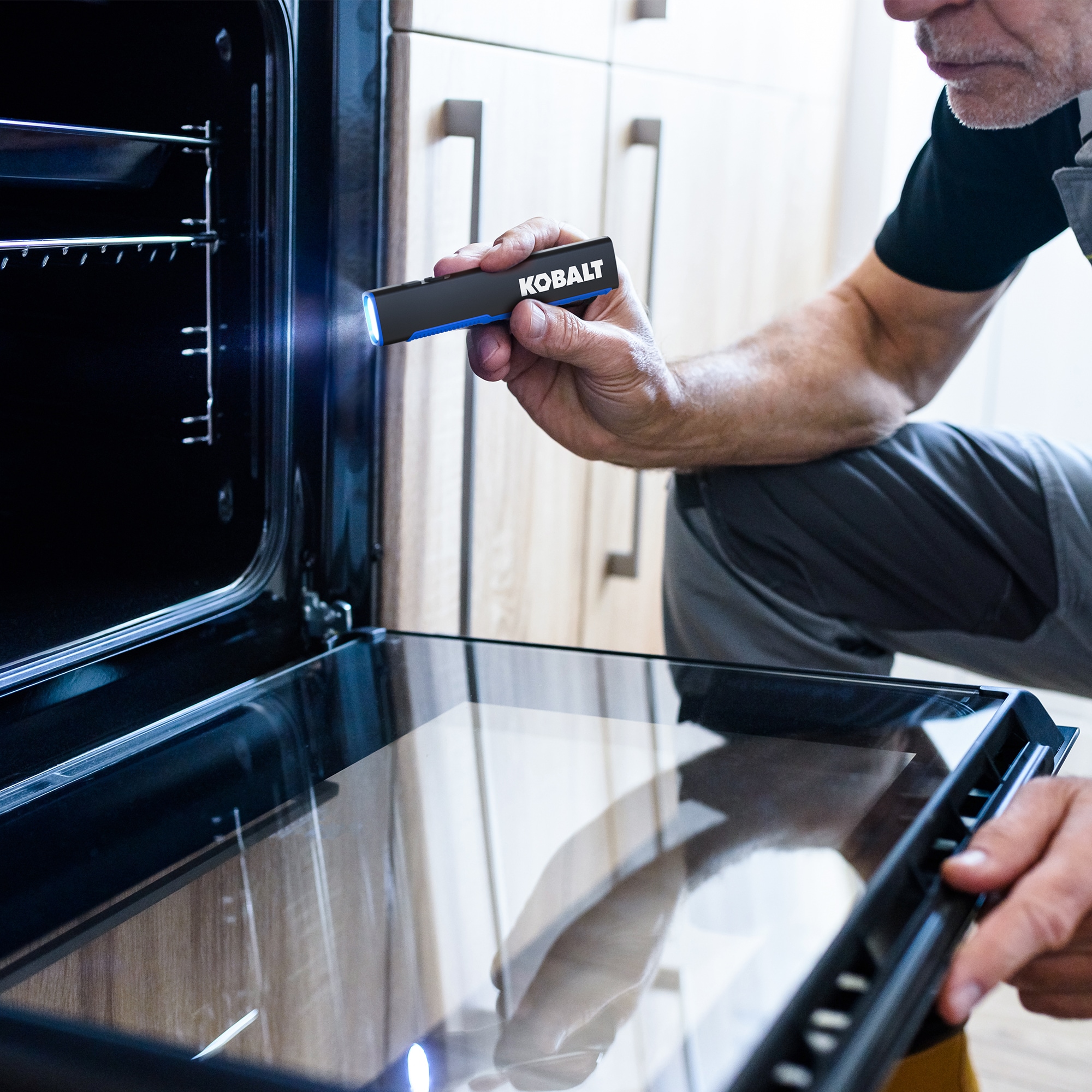 Linterna LED de 1000 lúmenes con 4 modos y baterías recargables incluidas de Kobalt