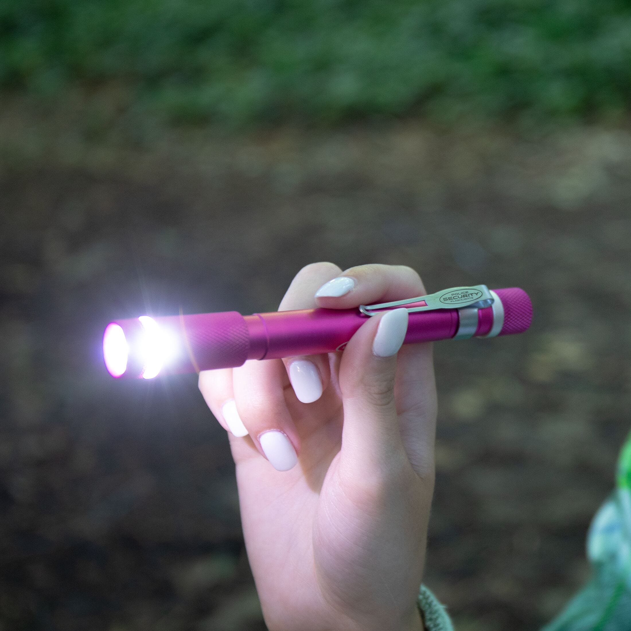 Lámpara de bolsillo Police Security Aura de 270 lúmenes con 3 modos de luz LED y pilas incluidas 98419