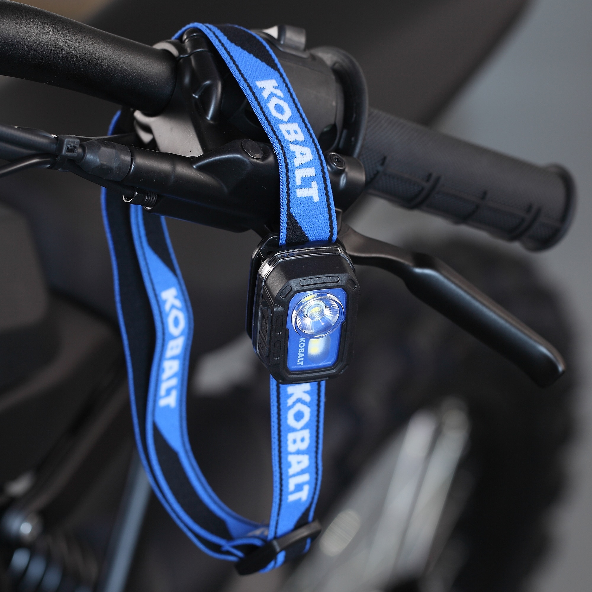 Lámpara frontal LED Kobalt de 350 lúmenes con batería recargable incluida KH350CHG
