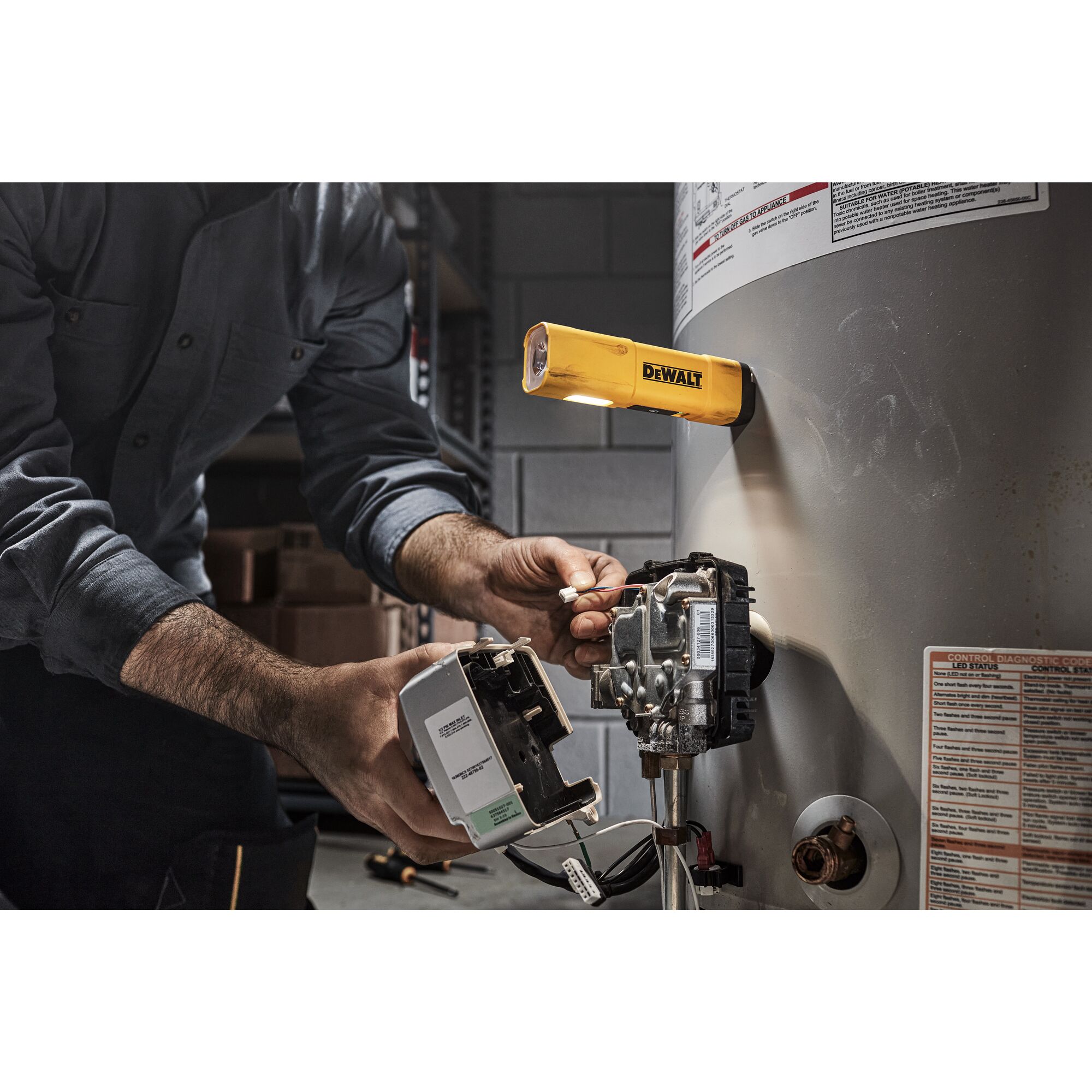 Linterna de mano DEWALT de luz LED con 1000 lúmenes y 3 modos, incluye baterías recargables DCL183