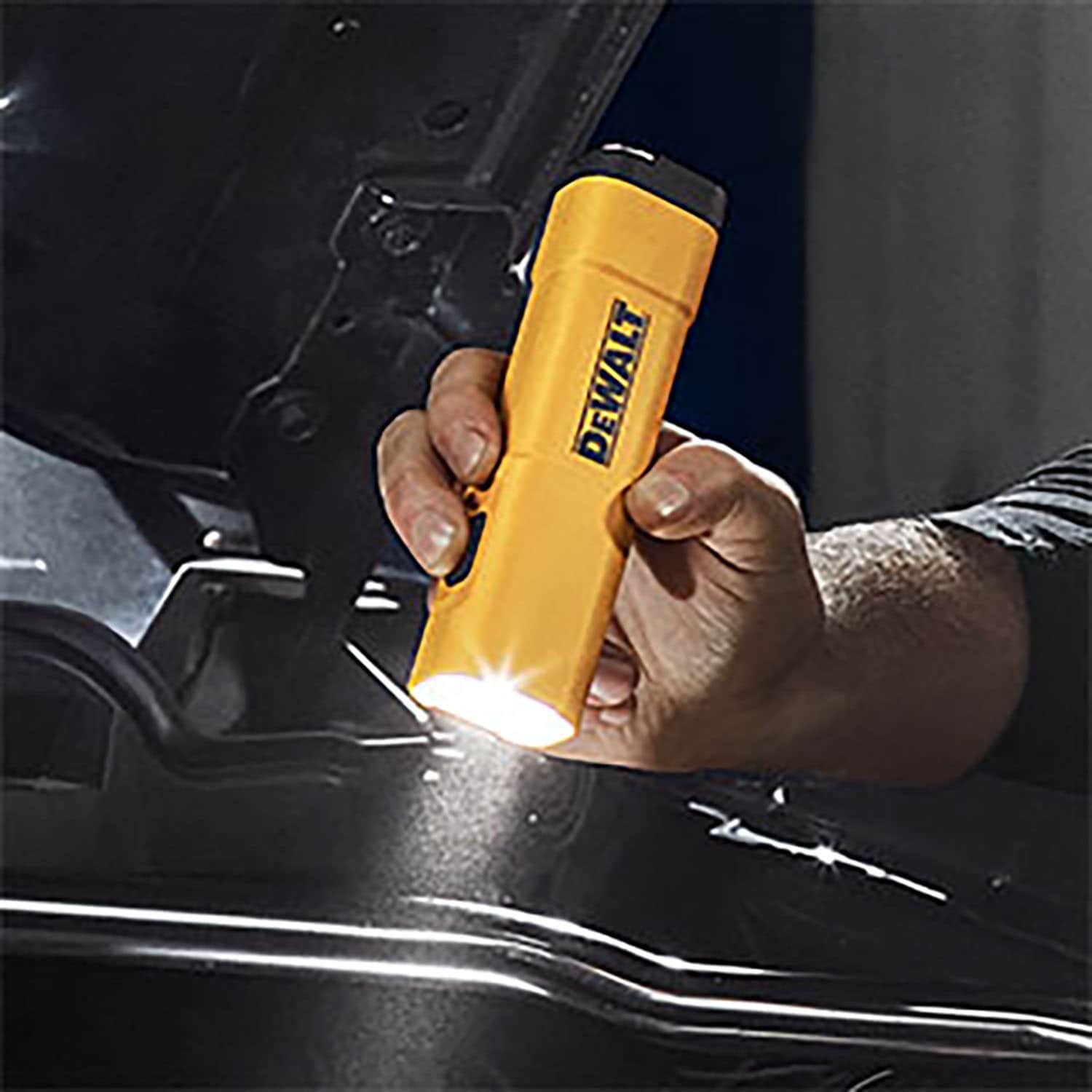 Linterna de mano DEWALT de luz LED con 1000 lúmenes y 3 modos, incluye baterías recargables DCL183