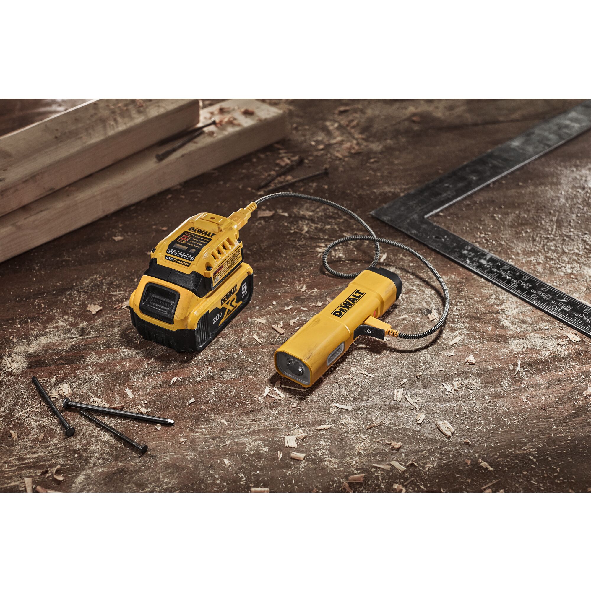 Linterna de mano DEWALT de luz LED con 1000 lúmenes y 3 modos, incluye baterías recargables DCL183