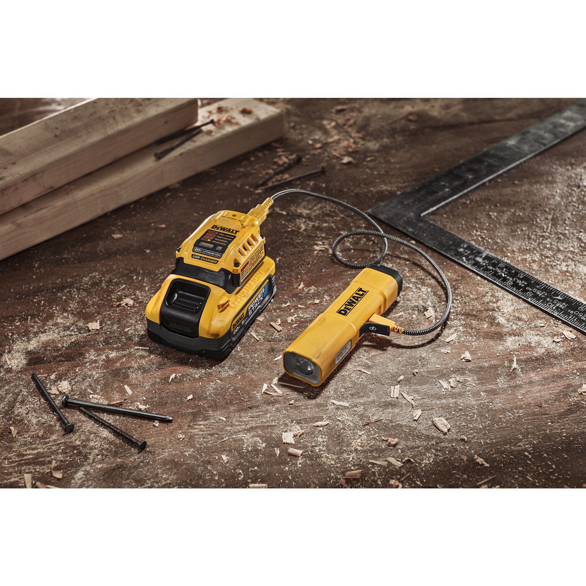 Linterna de mano DEWALT de luz LED con 1000 lúmenes y 3 modos, incluye baterías recargables DCL183