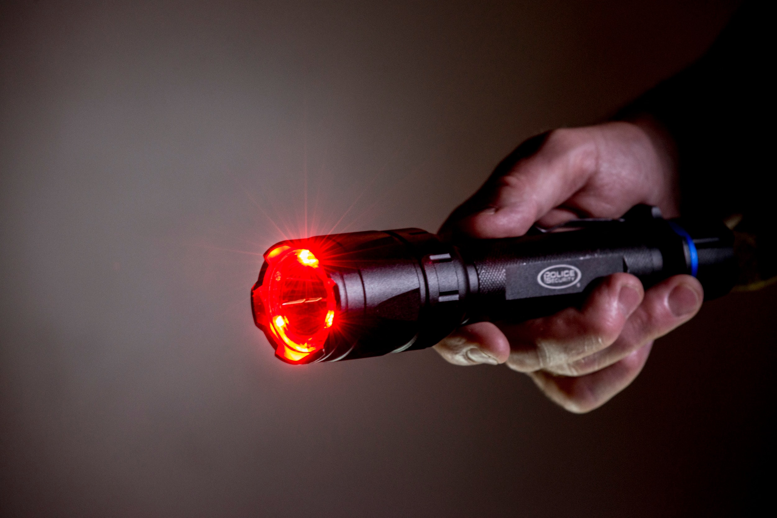 Linterna Policía Seguridad Trac Tact 6AA con Visión Nocturna (Rojo) y Luz UV 1000 lúmenes 5 Modos de Luz UV con Pilas Incluidas 99449