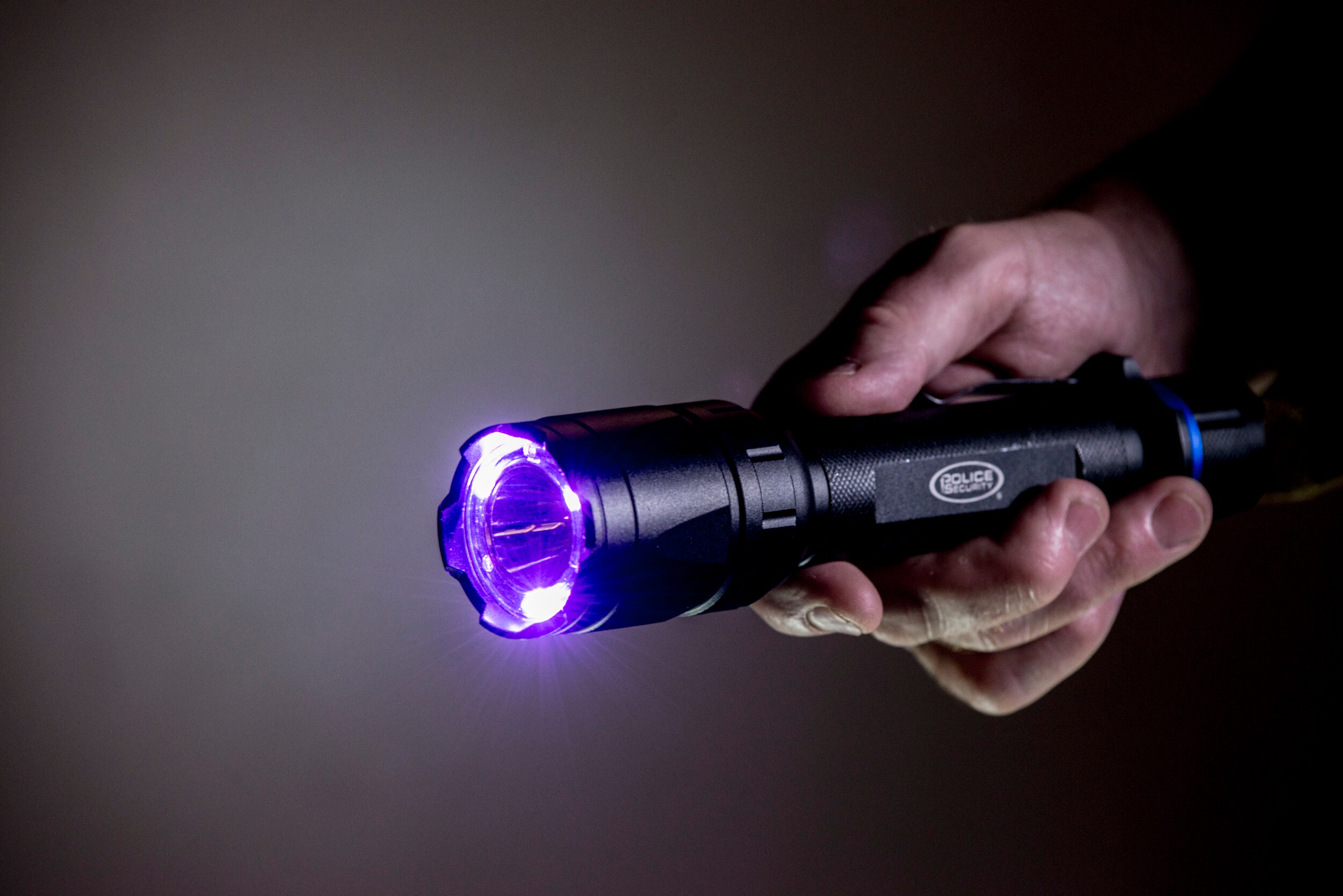 Linterna Policía Seguridad Trac Tact 6AA con Visión Nocturna (Rojo) y Luz UV 1000 lúmenes 5 Modos de Luz UV con Pilas Incluidas 99449