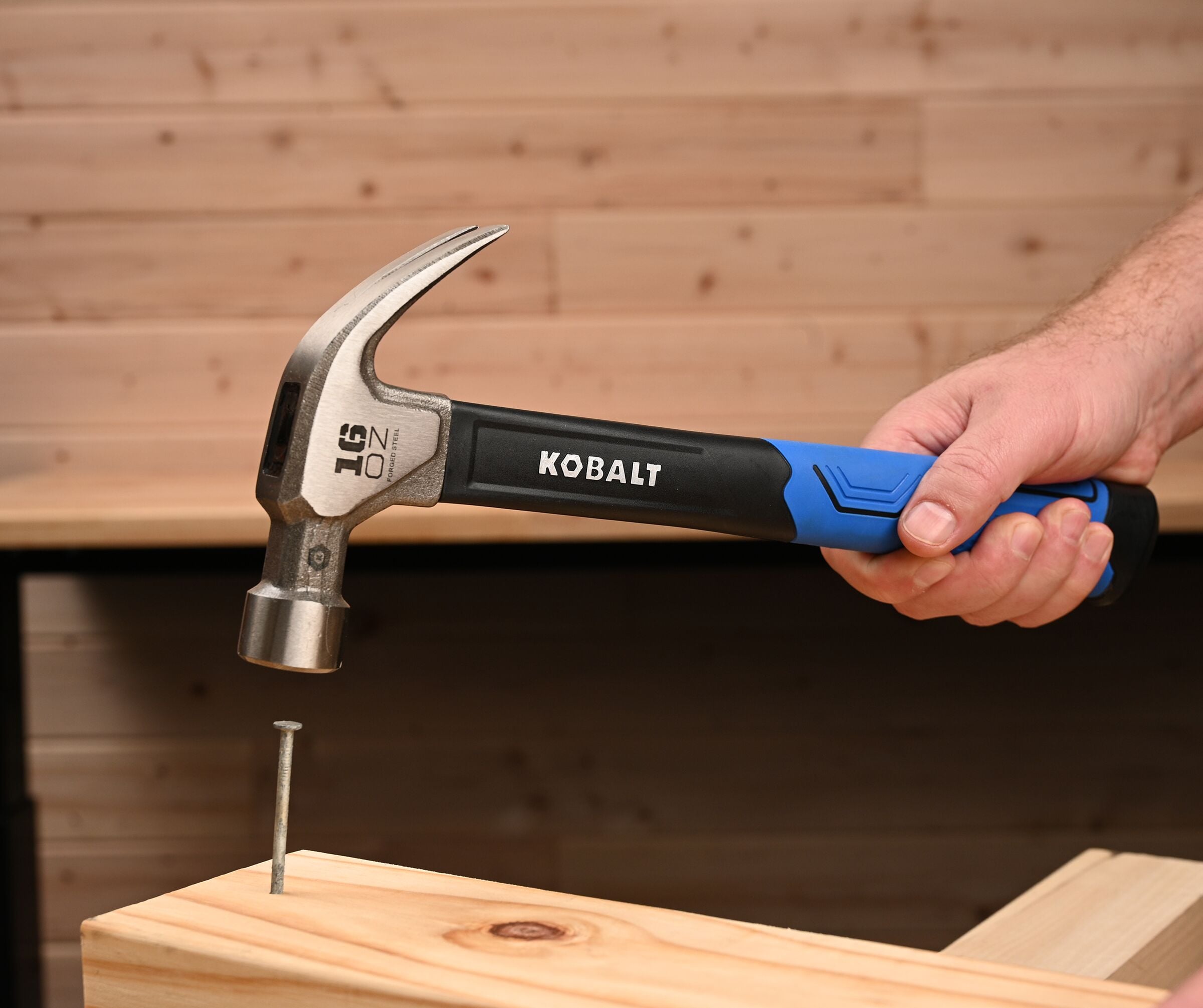 Martillo de garra con mango de fibra de vidrio y cabeza de acero lisa de 16 oz Kobalt 62742
