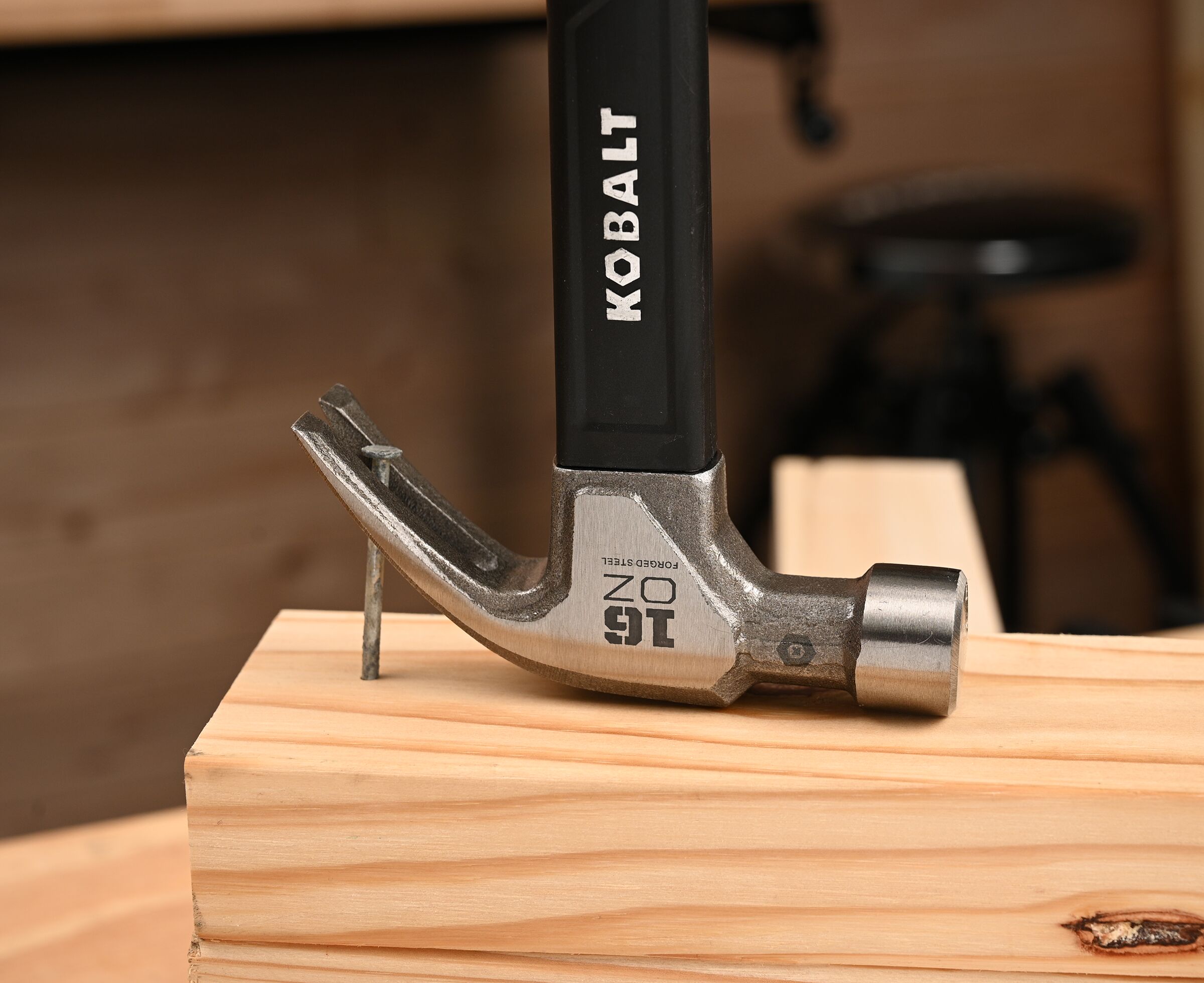 Martillo de garra con mango de fibra de vidrio y cabeza de acero lisa de 16 oz Kobalt 62742