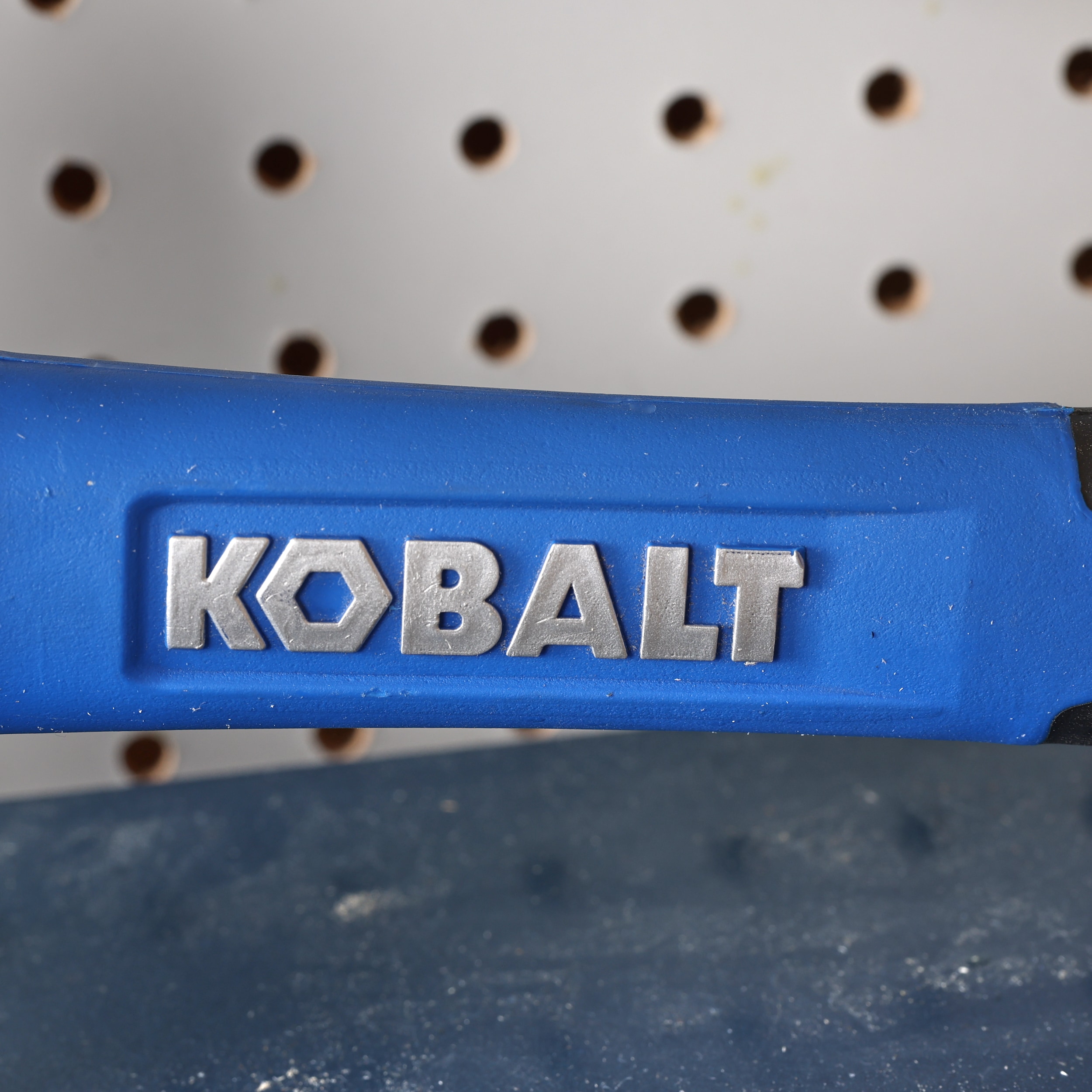 Maza de ingeniería de mango de fibra de vidrio con cabeza de acero liso de 4 libras Kobalt