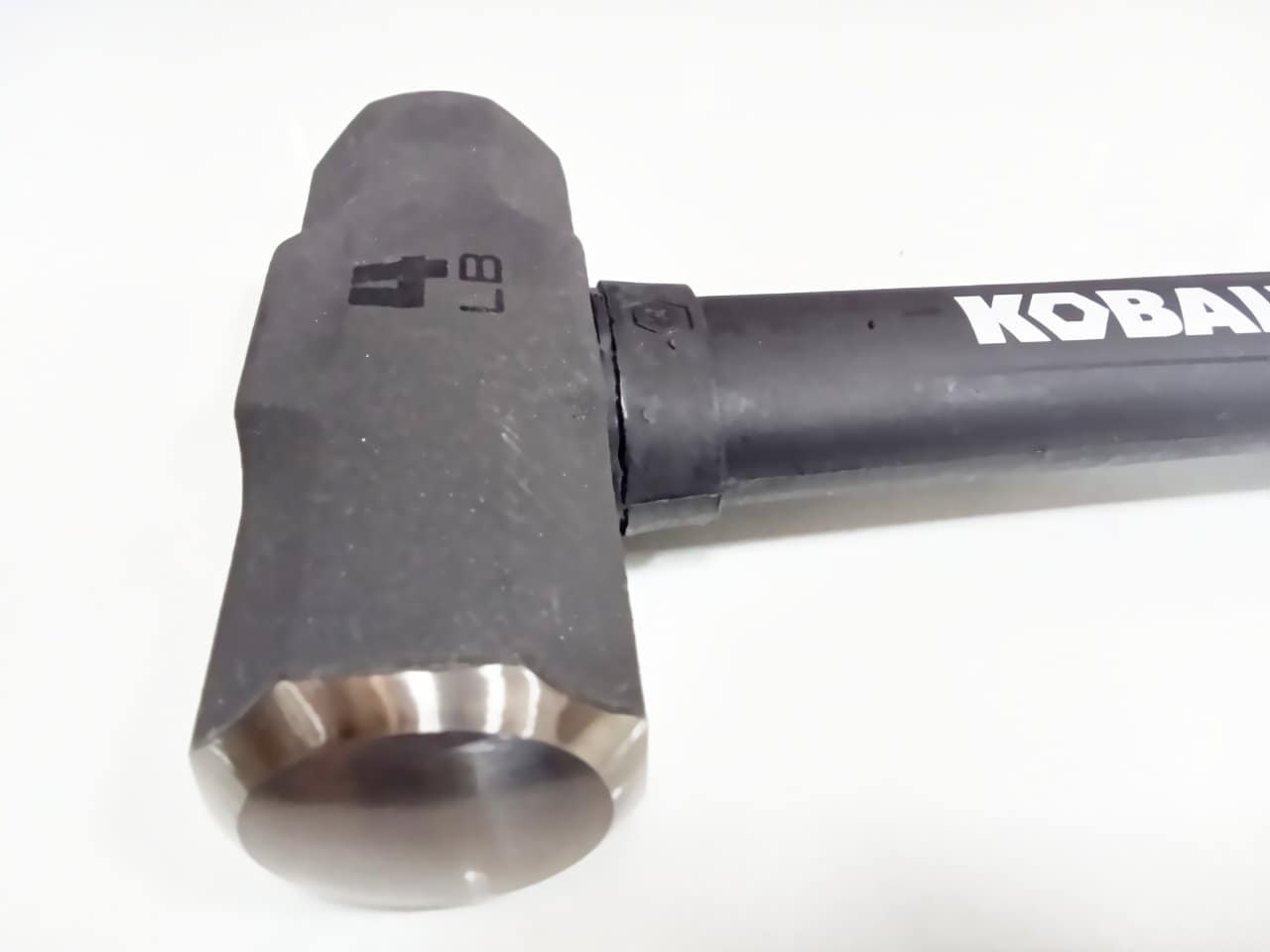Maza de ingeniería de mango de fibra de vidrio con cabeza de acero liso de 4 libras Kobalt