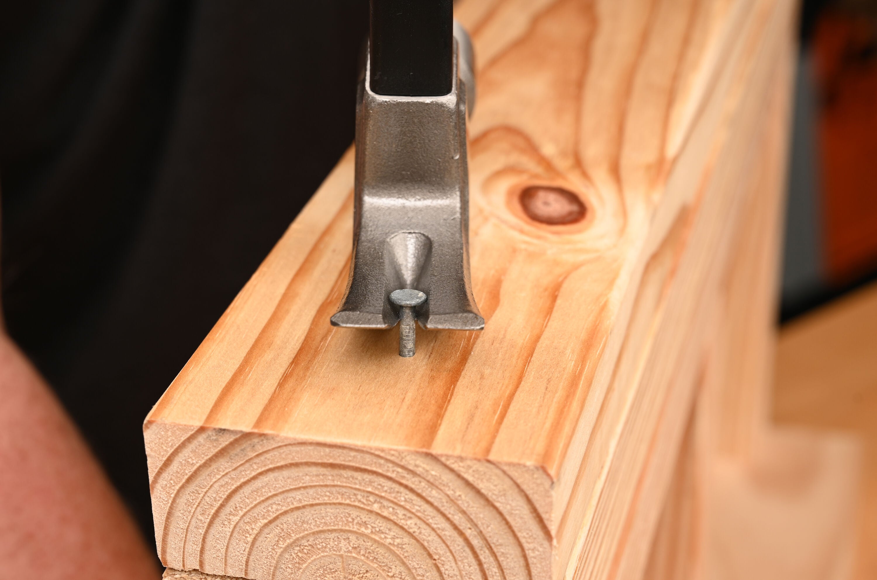 Martillo de garra con cabeza de acero liso de 20 onzas y mango de fibra de vidrio Kobalt 65292