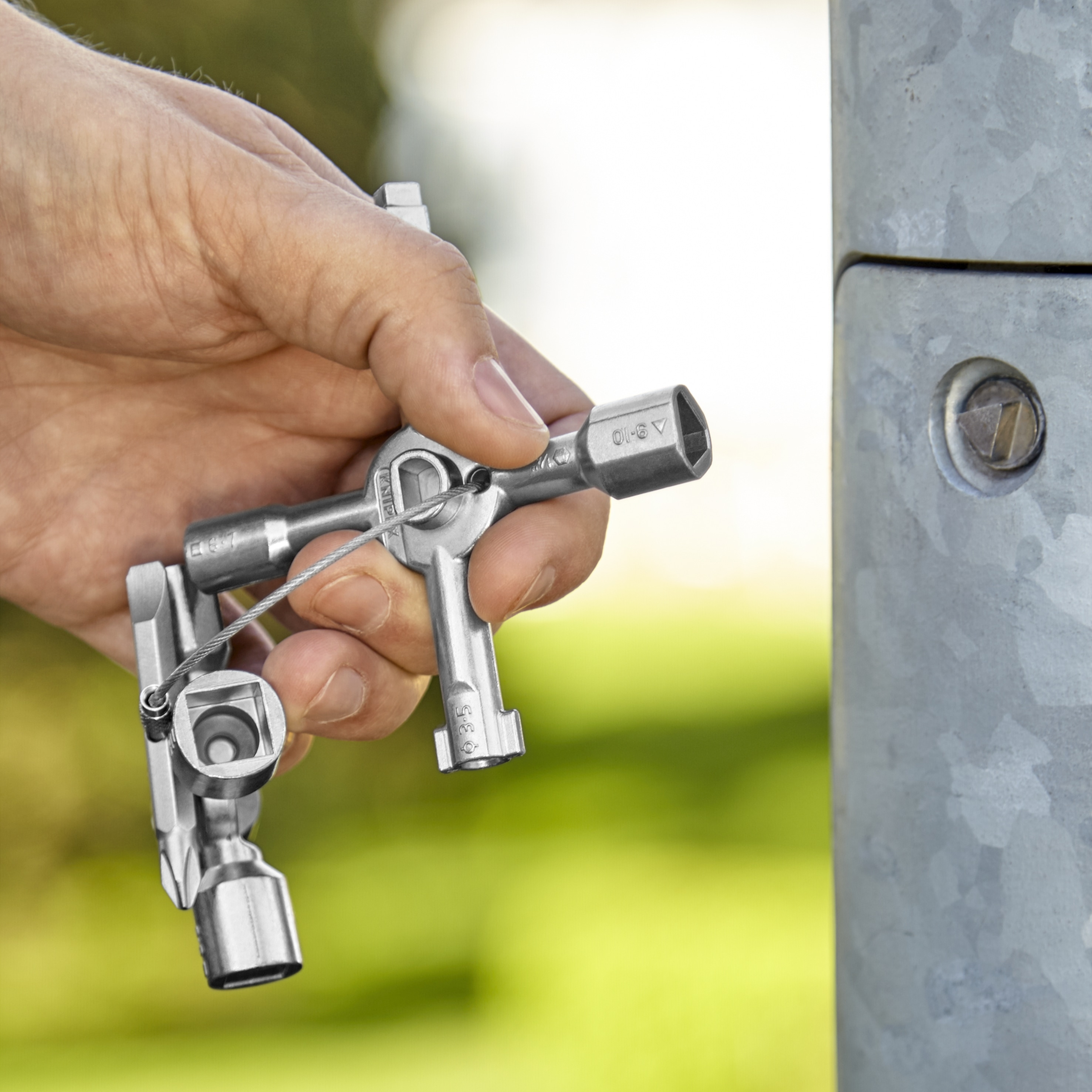 Llave para gabinetes de control KNIPEX TwinKey de 3.6 pulgadas con alicates de bloqueo 00 11 01