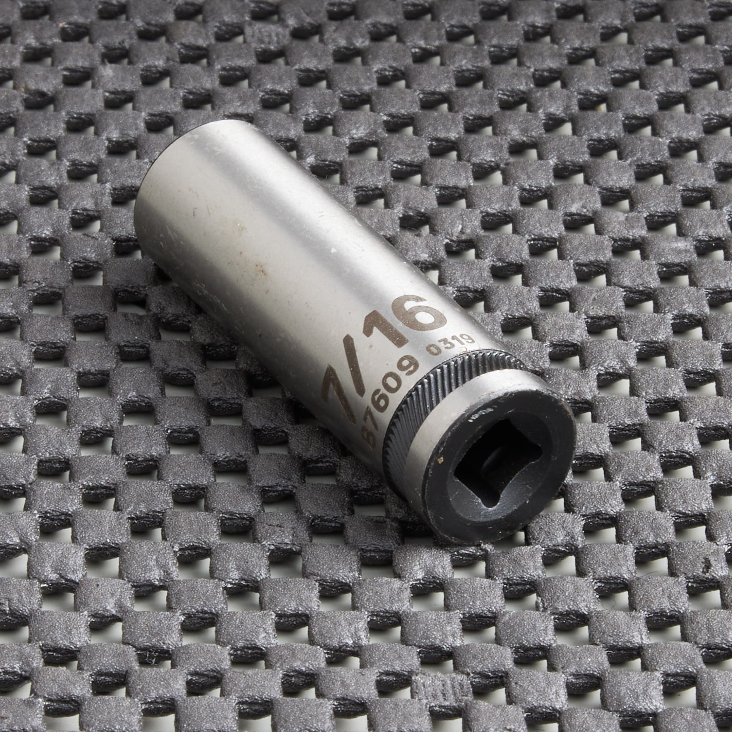 Llave de vaso profunda estándar (SAE) de 7/16 pulgadas para unidad universal de 1/4 pulgadas Kobalt 87609.