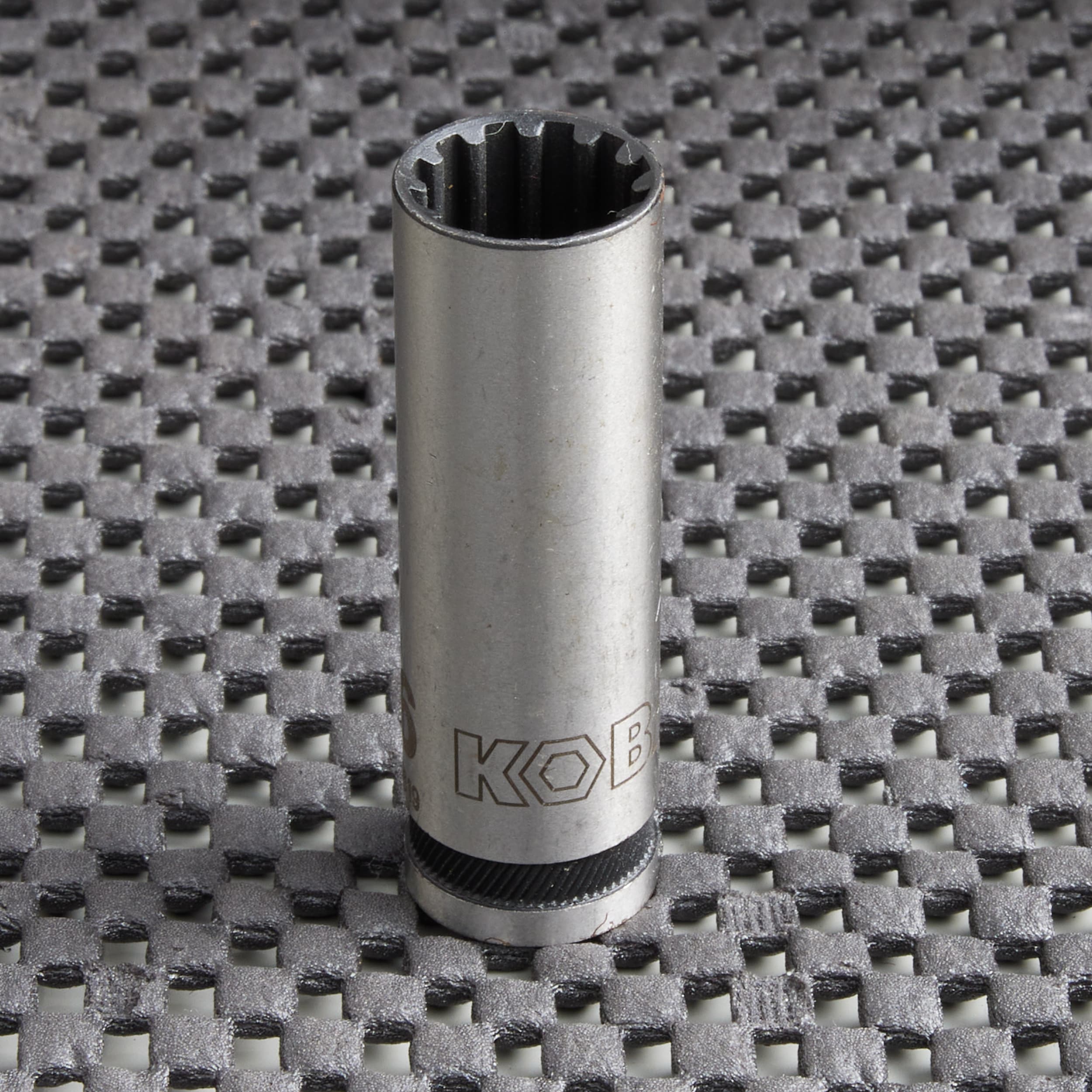 Llave de vaso profunda estándar (SAE) de 7/16 pulgadas para unidad universal de 1/4 pulgadas Kobalt 87609.