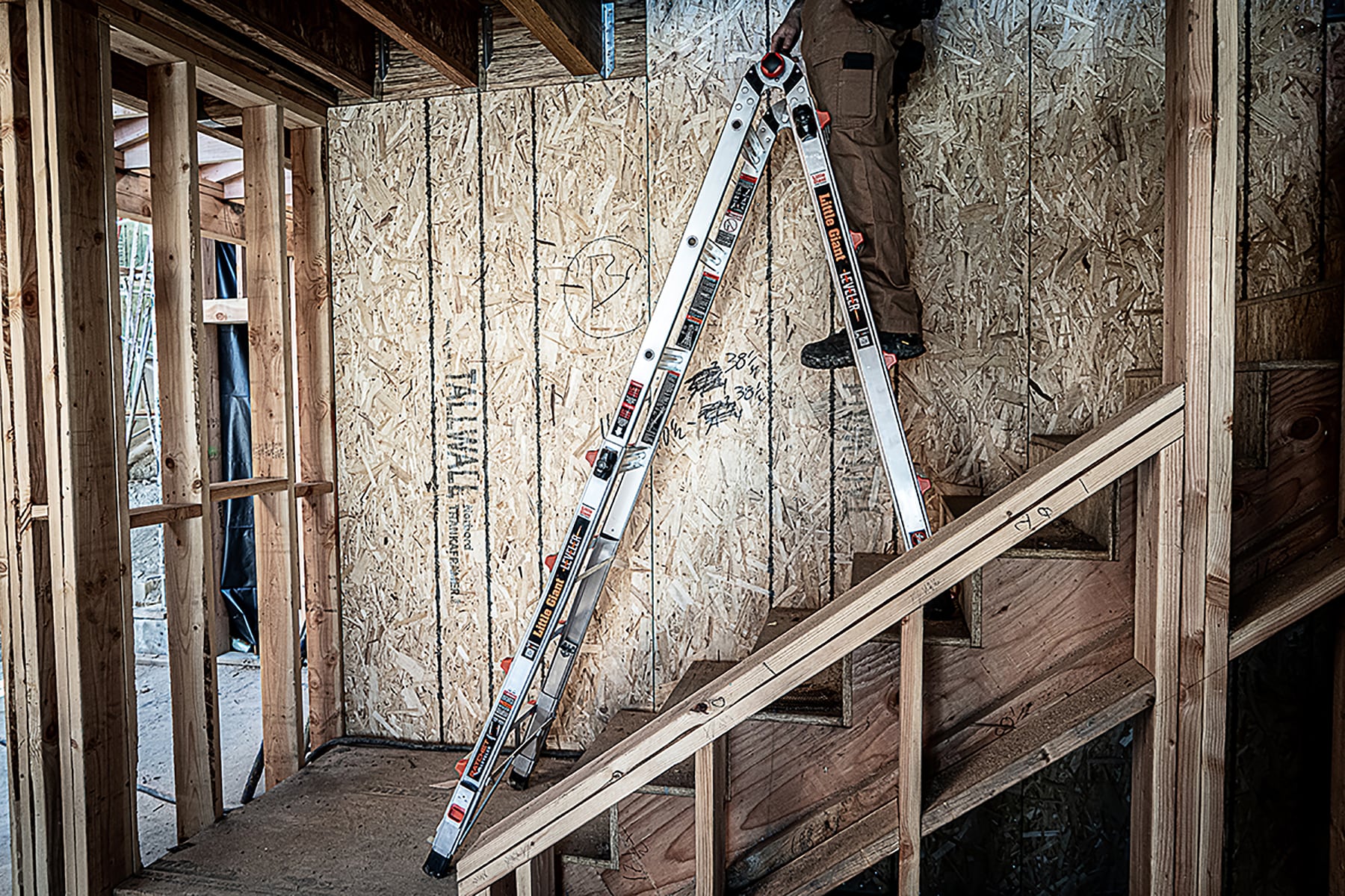 Escalera telescópica multi-posición de 18.0 pies de alcance con niveladores de piernas, capacidad de carga de 375 libras y tipo 1AA - Little Giant Ladders Leveler M17 16617-801