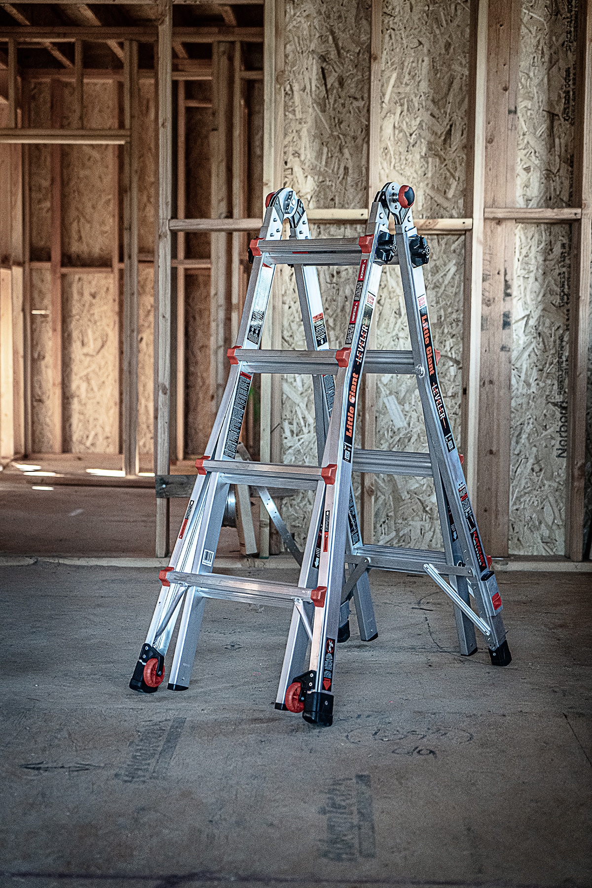 Escalera telescópica multi-posición de 18.0 pies de alcance con niveladores de piernas, capacidad de carga de 375 libras y tipo 1AA - Little Giant Ladders Leveler M17 16617-801