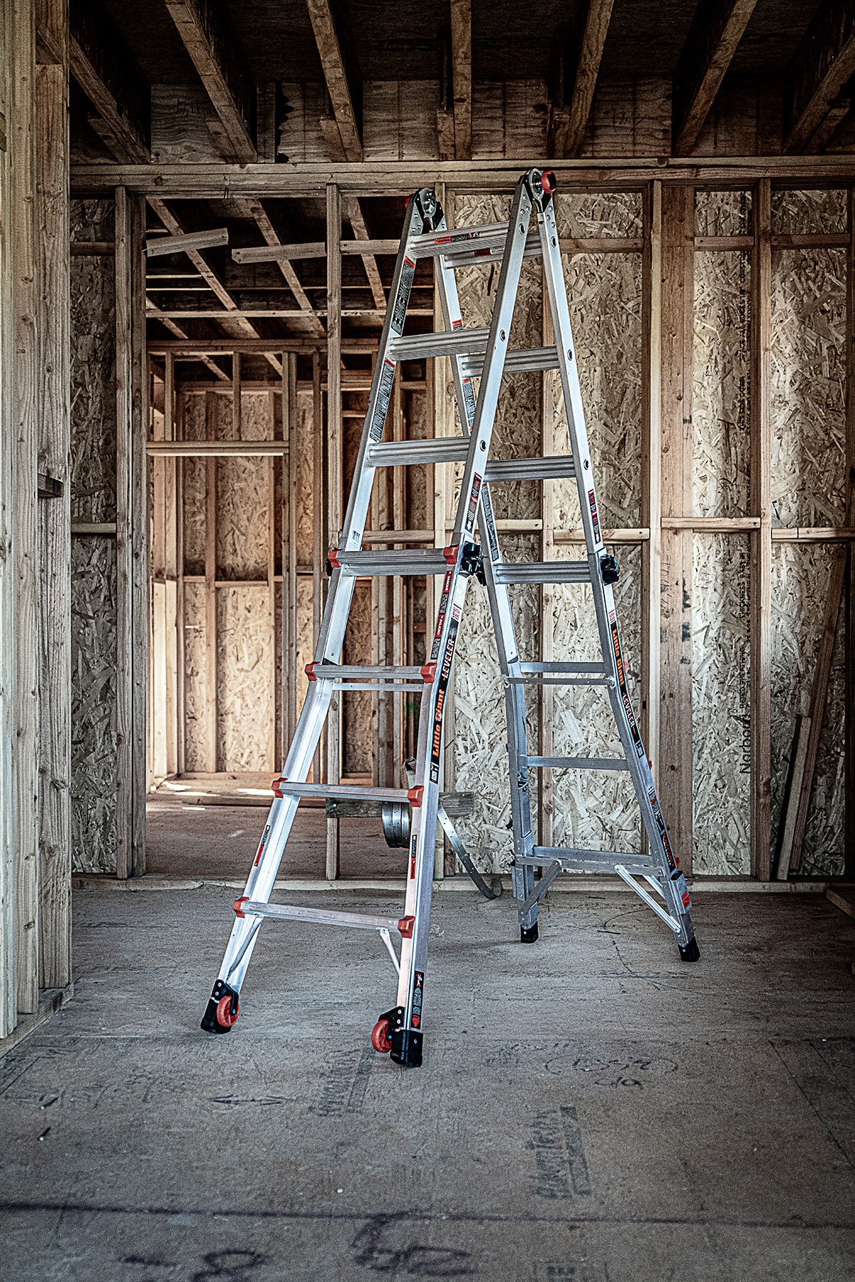 Escalera telescópica multi-posición de 18.0 pies de alcance con niveladores de piernas, capacidad de carga de 375 libras y tipo 1AA - Little Giant Ladders Leveler M17 16617-801