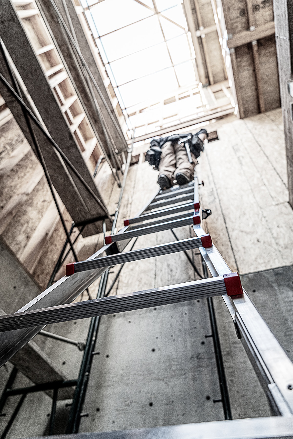 Escalera telescópica multi-posición de 18.0 pies de alcance con niveladores de piernas, capacidad de carga de 375 libras y tipo 1AA - Little Giant Ladders Leveler M17 16617-801