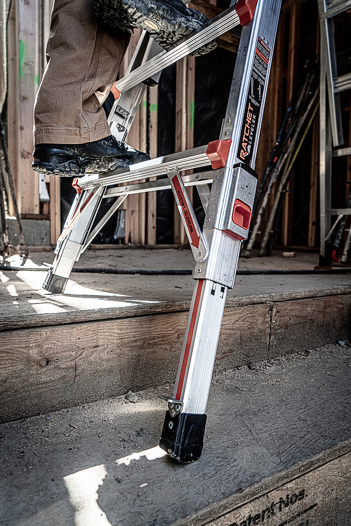 Escalera telescópica multi-posición de 18.0 pies de alcance con niveladores de piernas, capacidad de carga de 375 libras y tipo 1AA - Little Giant Ladders Leveler M17 16617-801