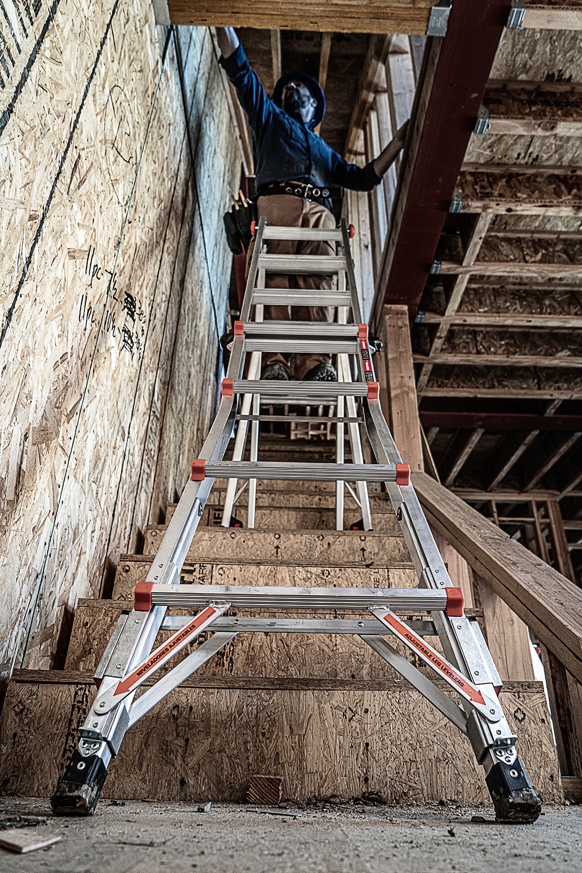 Escalera telescópica multi-posición de 18.0 pies de alcance con niveladores de piernas, capacidad de carga de 375 libras y tipo 1AA - Little Giant Ladders Leveler M17 16617-801