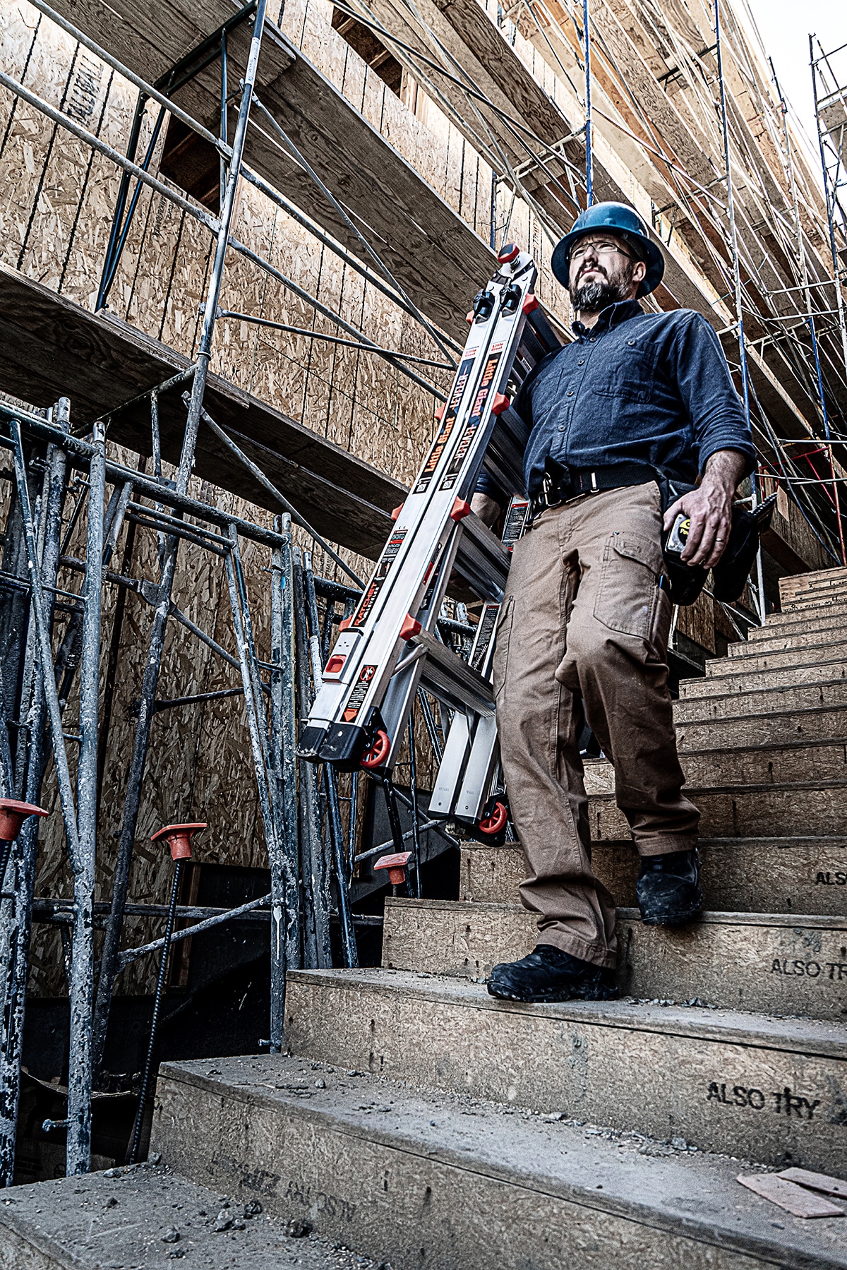 Escalera telescópica multi-posición de 18.0 pies de alcance con niveladores de piernas, capacidad de carga de 375 libras y tipo 1AA - Little Giant Ladders Leveler M17 16617-801