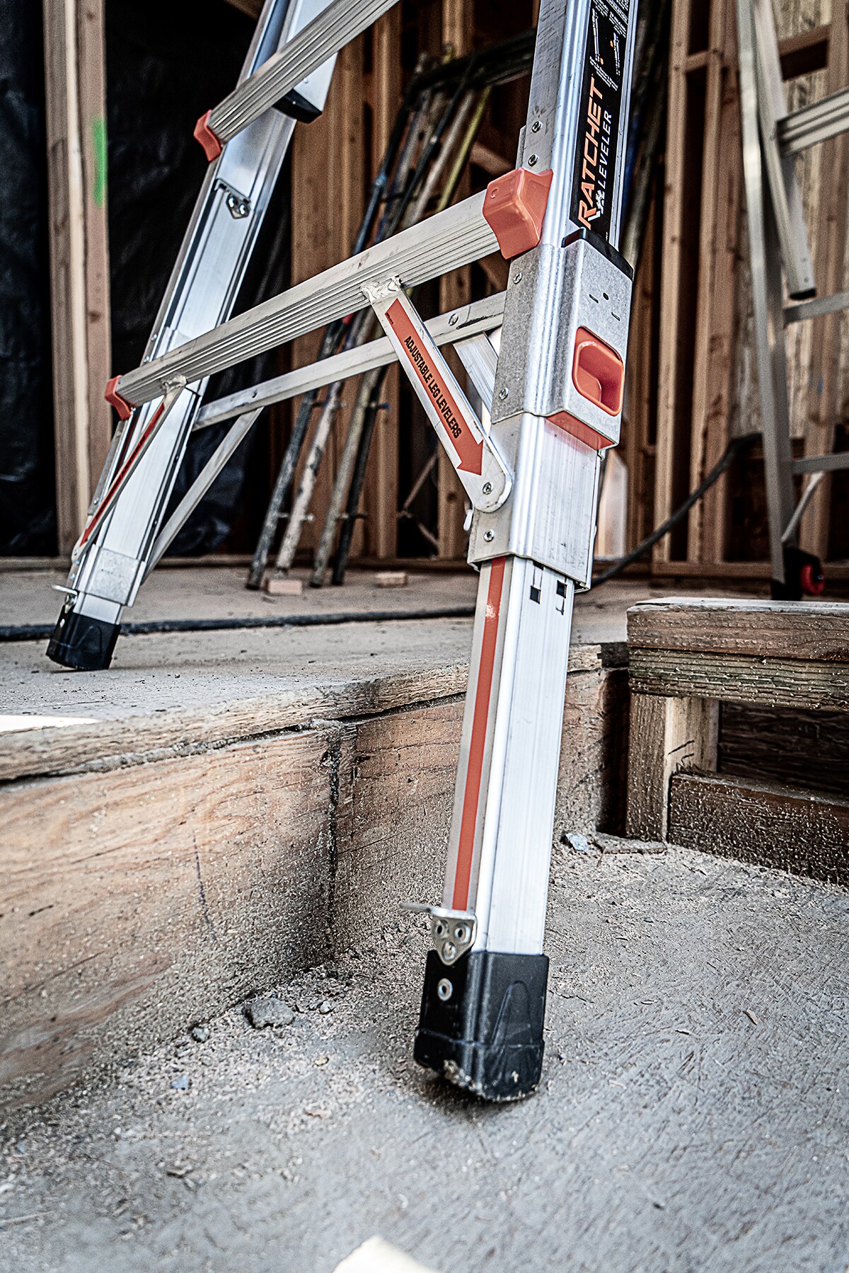 Escalera de Posiciones Múltiples Telescópica con Niveladores de Pata Tipo 1AA - Capacidad de Carga de 375 lbs. Alcanza hasta 22.0 pies - Modelo Leveler M22 de Little Giant Ladders 16622-801.