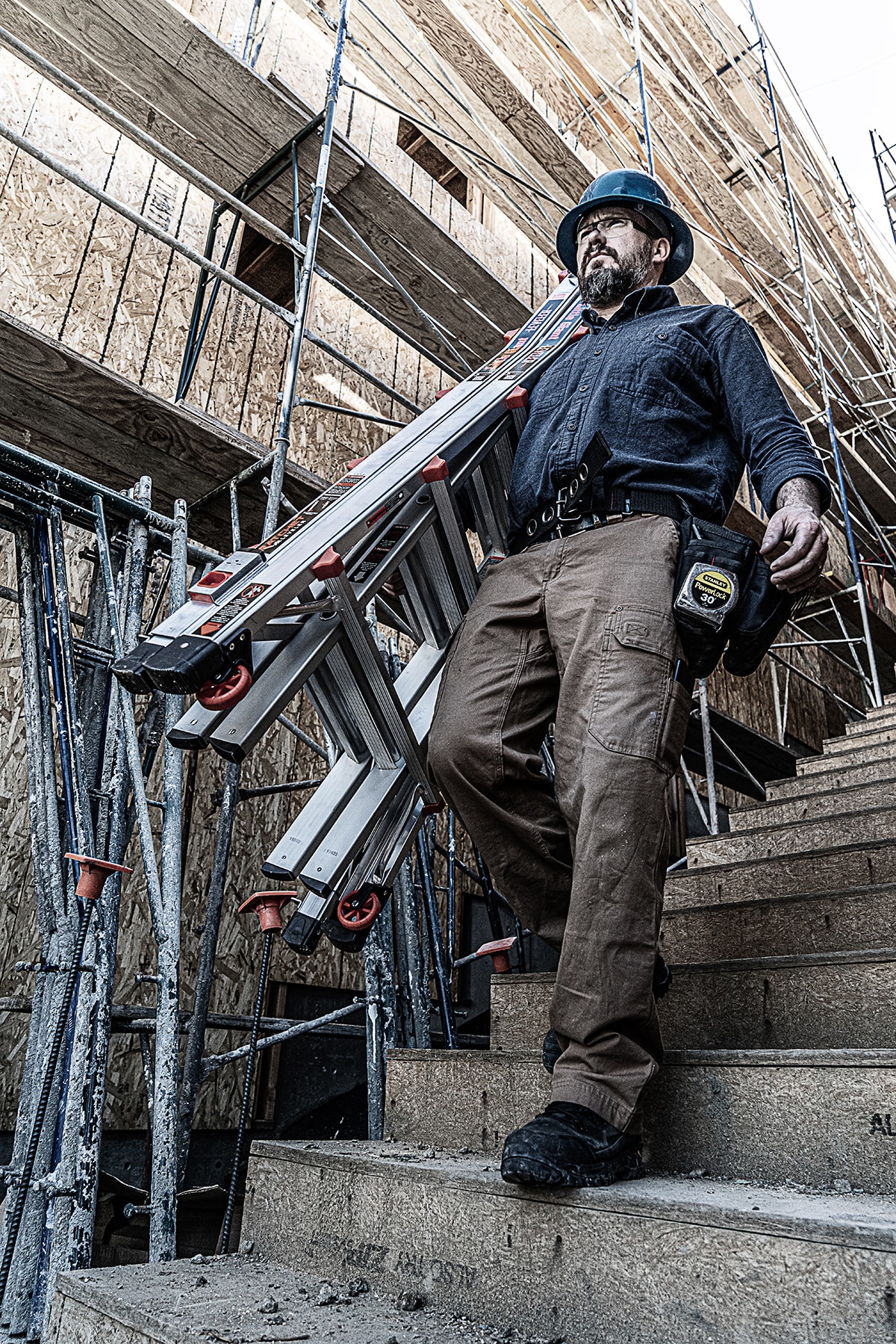 Escalera de Posiciones Múltiples Telescópica con Niveladores de Pata Tipo 1AA - Capacidad de Carga de 375 lbs. Alcanza hasta 22.0 pies - Modelo Leveler M22 de Little Giant Ladders 16622-801.