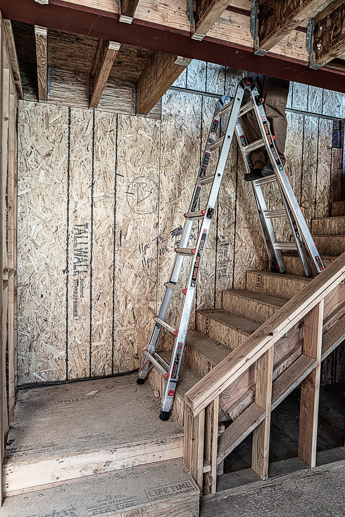 Escalera de Posiciones Múltiples Telescópica con Niveladores de Pata Tipo 1AA - Capacidad de Carga de 375 lbs. Alcanza hasta 22.0 pies - Modelo Leveler M22 de Little Giant Ladders 16622-801.