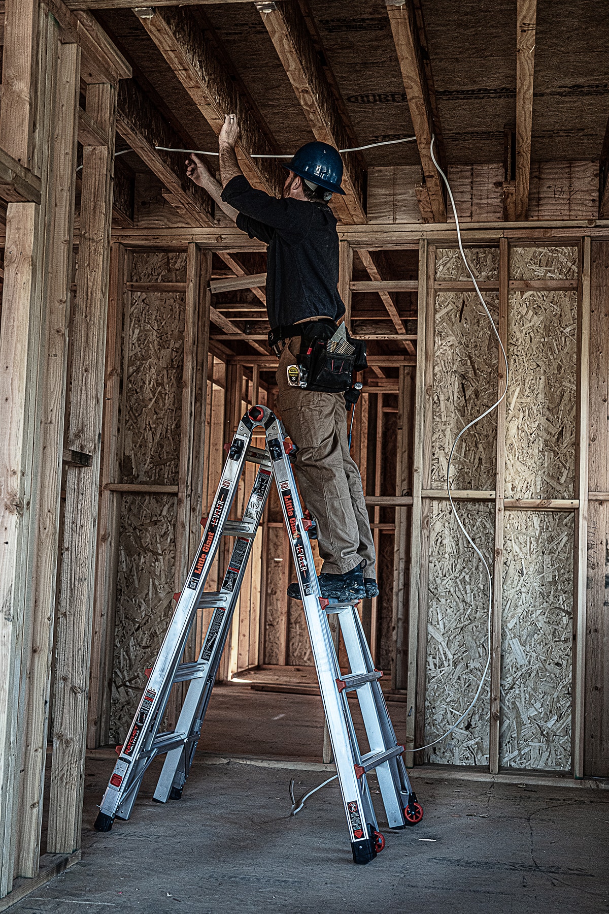 Escalera de Posiciones Múltiples Telescópica con Niveladores de Pata Tipo 1AA - Capacidad de Carga de 375 lbs. Alcanza hasta 22.0 pies - Modelo Leveler M22 de Little Giant Ladders 16622-801.