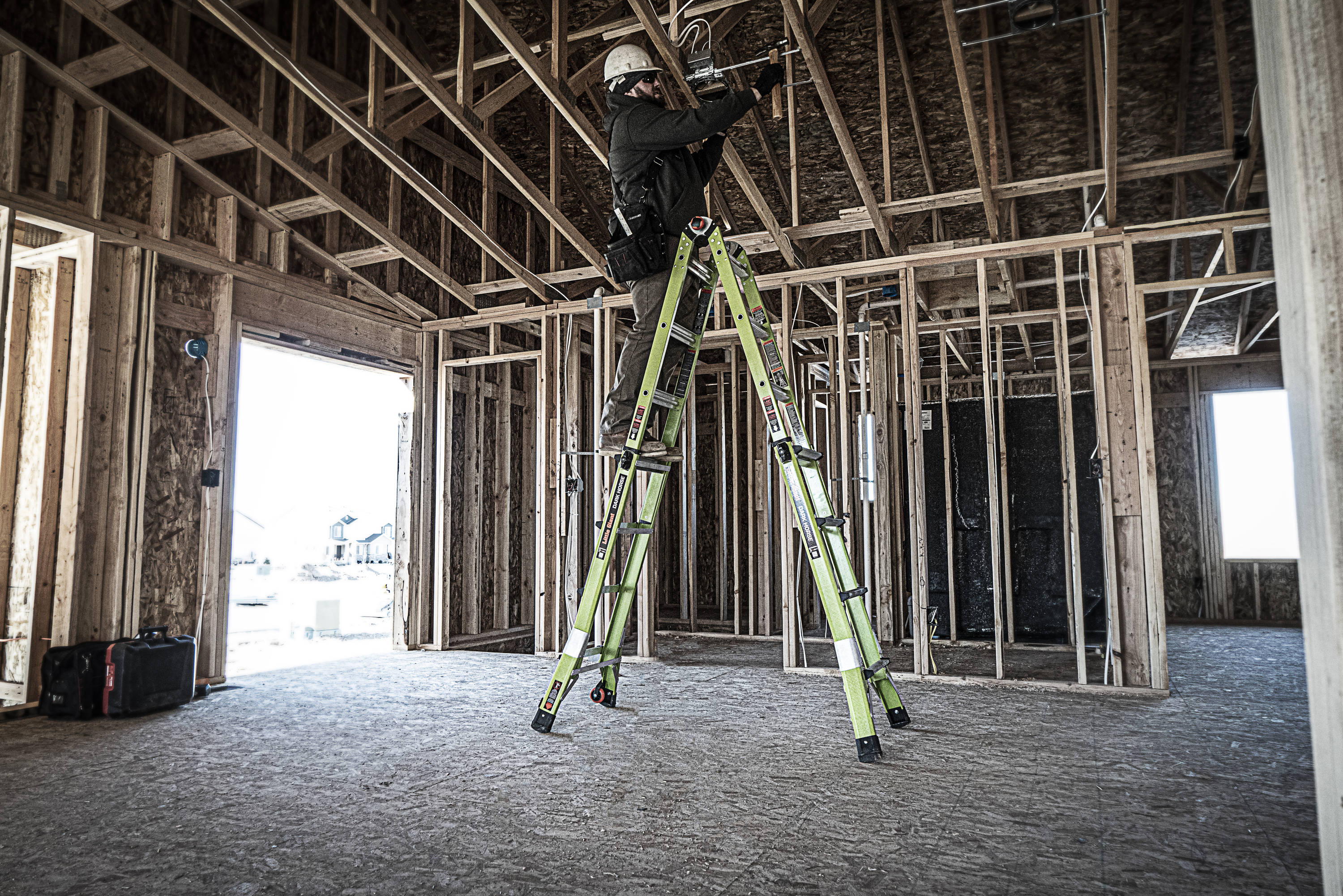 Escalera telescópica Dark Horse 2.0 M17 de Little Giant Ladders con alcance de 18 pies y capacidad de carga de 300 libras, tipo 1A de múltiples posiciones.